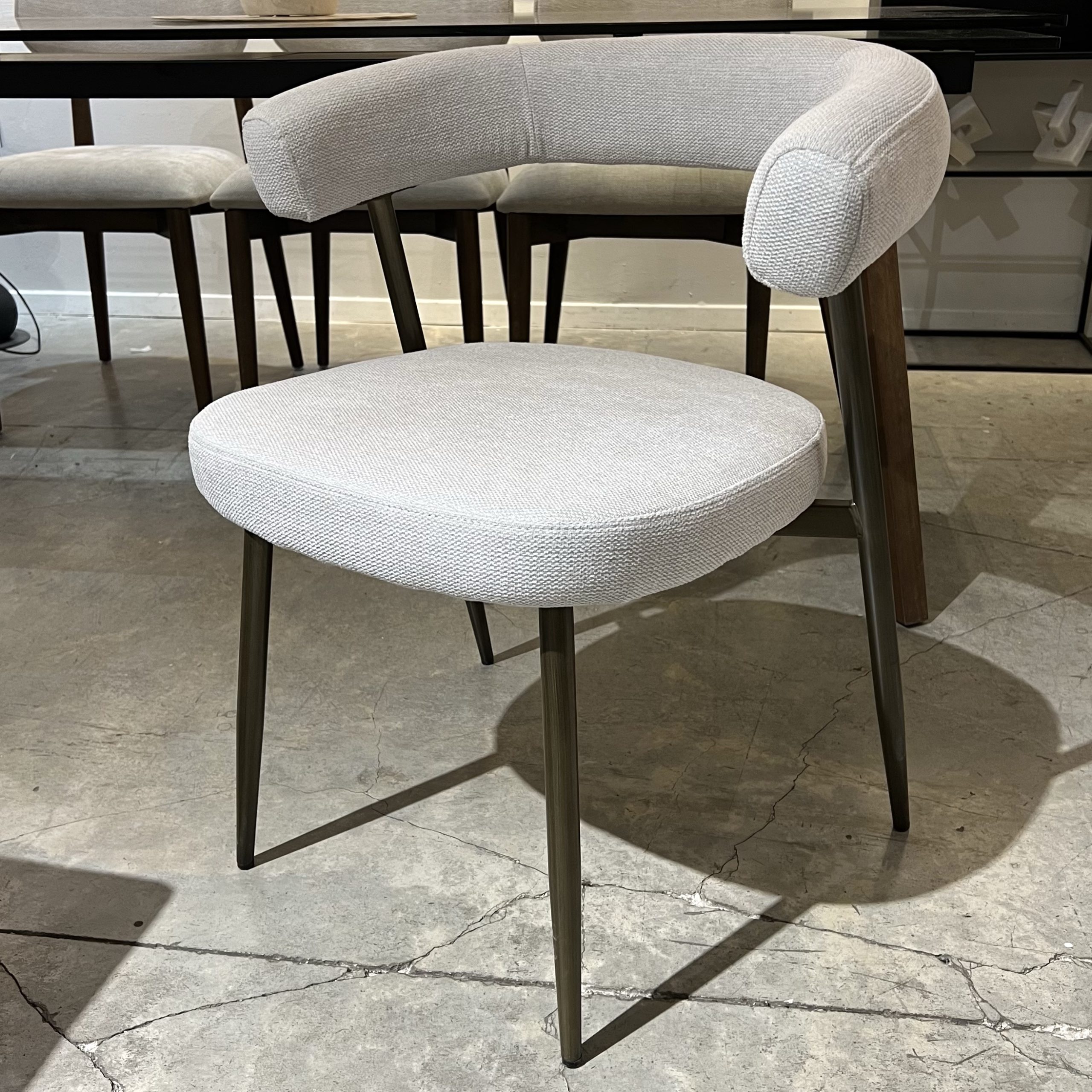 כסא מעוצב גוזי דגם רוני אריג אבן כסא מעוצב גוזי דגם רוני אריג אבן