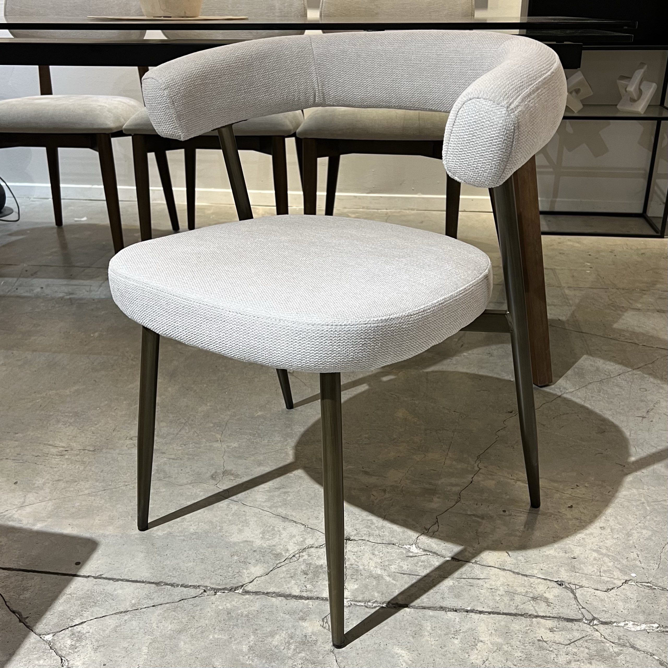 כסא מעוצב גוזי דגם רוני אריג אבן כסא מעוצב גוזי דגם רוני אריג אבן