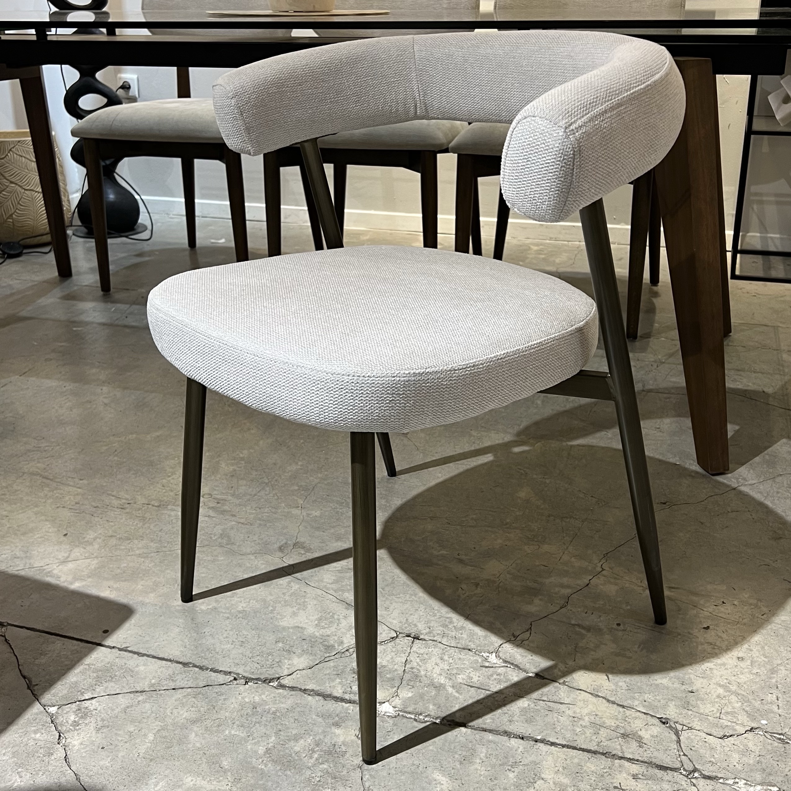 כסא מעוצב גוזי דגם רוני אריג אבן כסא מעוצב גוזי דגם רוני אריג אבן