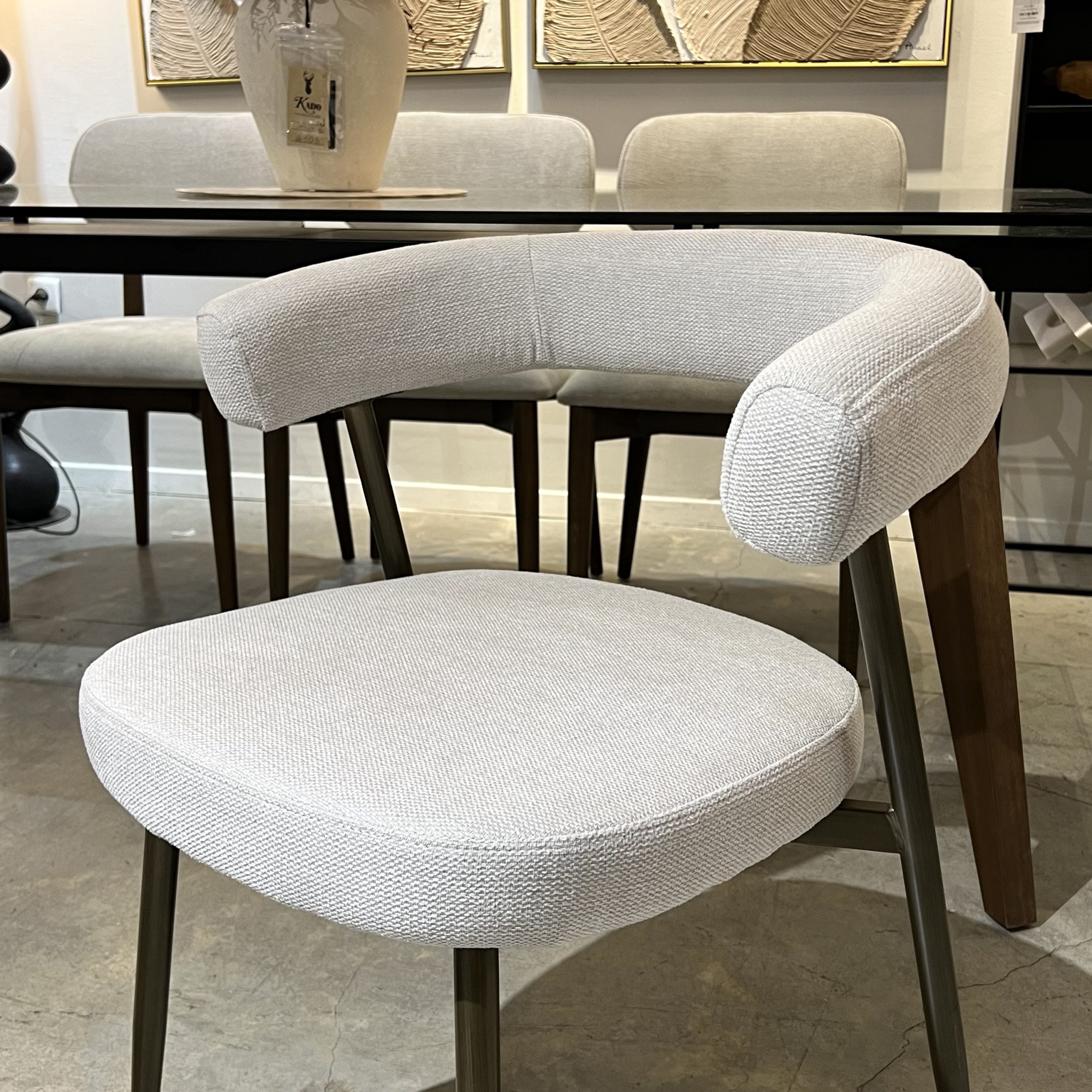 כסא מעוצב גוזי דגם רוני אריג אבן כסא מעוצב גוזי דגם רוני אריג אבן