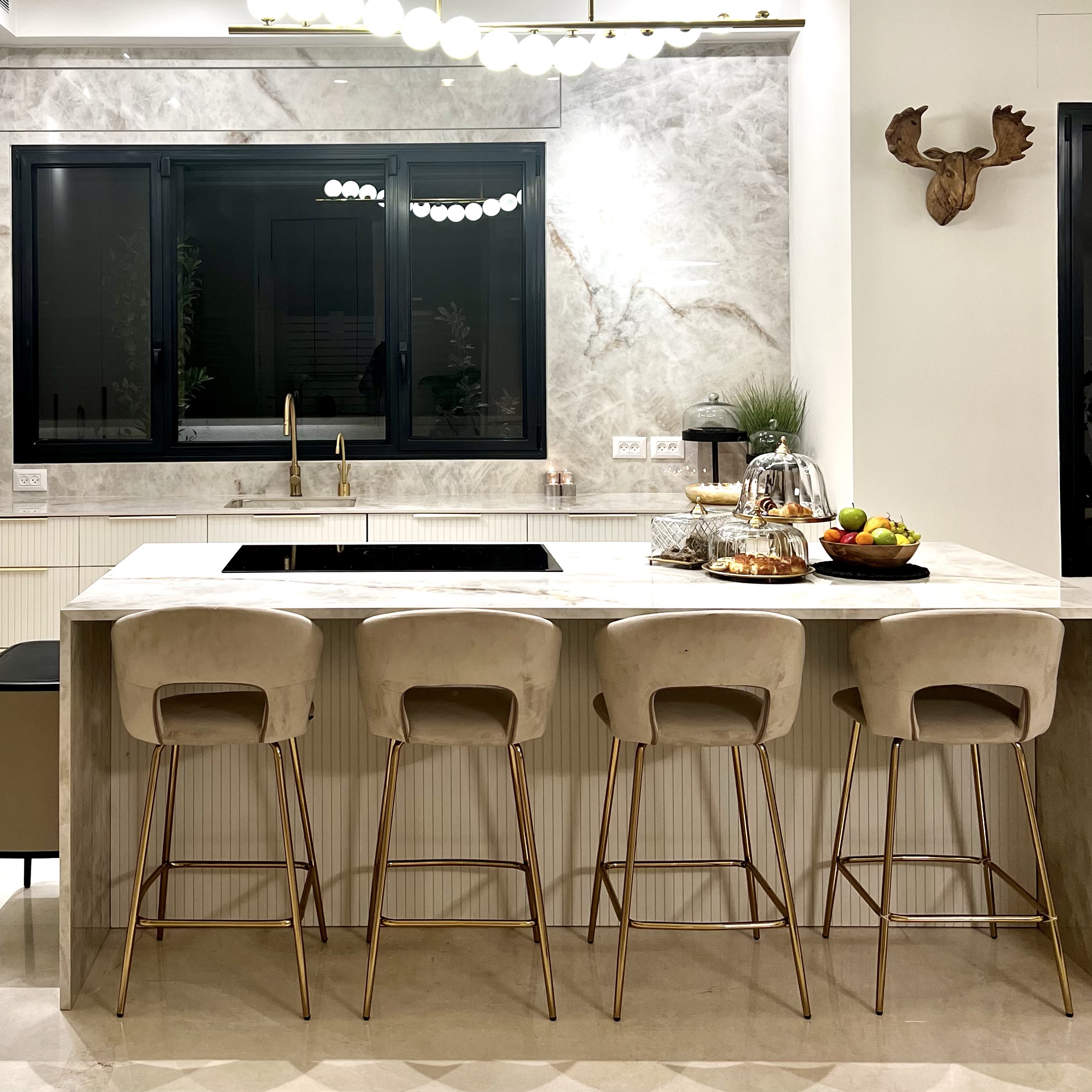 כיסא בר דגם ״טום״ קטיפה אבן רגליים זהב - חיסול! כיסא בר דגם ״טום״ קטיפה אבן רגליים זהב - חיסול!