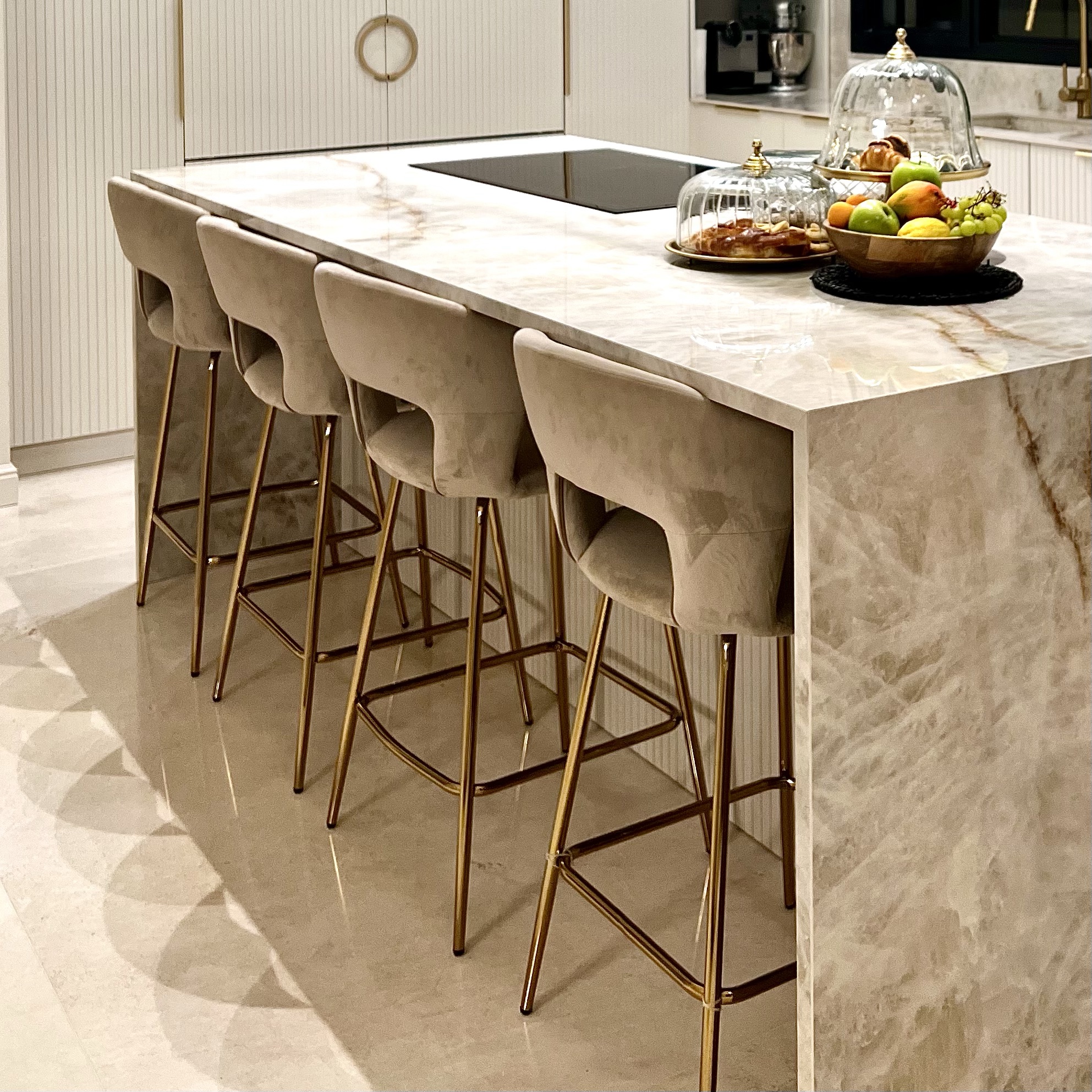 כיסא בר דגם ״טום״ קטיפה אבן רגליים זהב - חיסול! כיסא בר דגם ״טום״ קטיפה אבן רגליים זהב - חיסול!