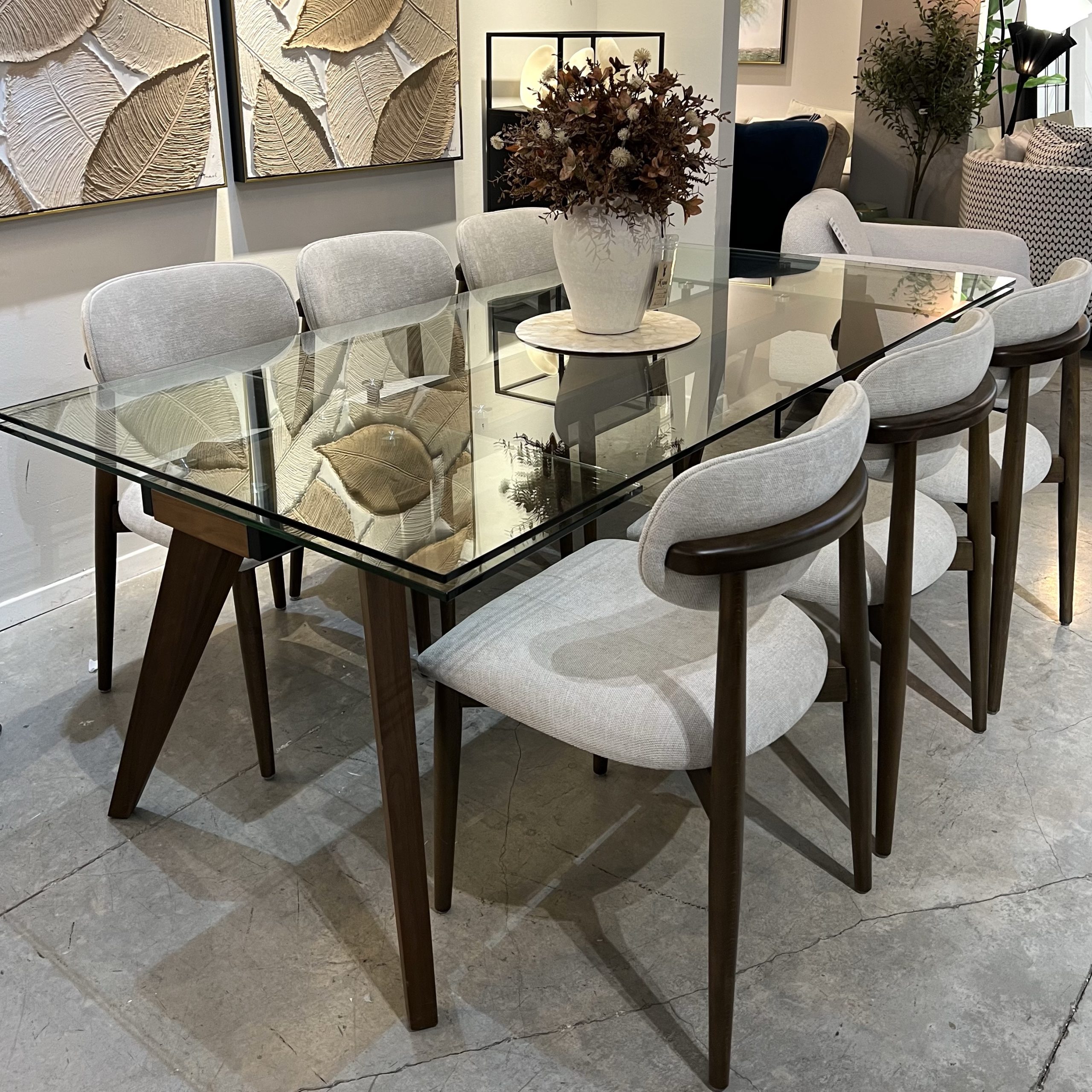 שולחן אוכל יוקרתי זכוכית מחוסמת ורגל אגוז דגם הלן שולחן אוכל יוקרתי זכוכית מחוסמת ורגל אגוז דגם הלן