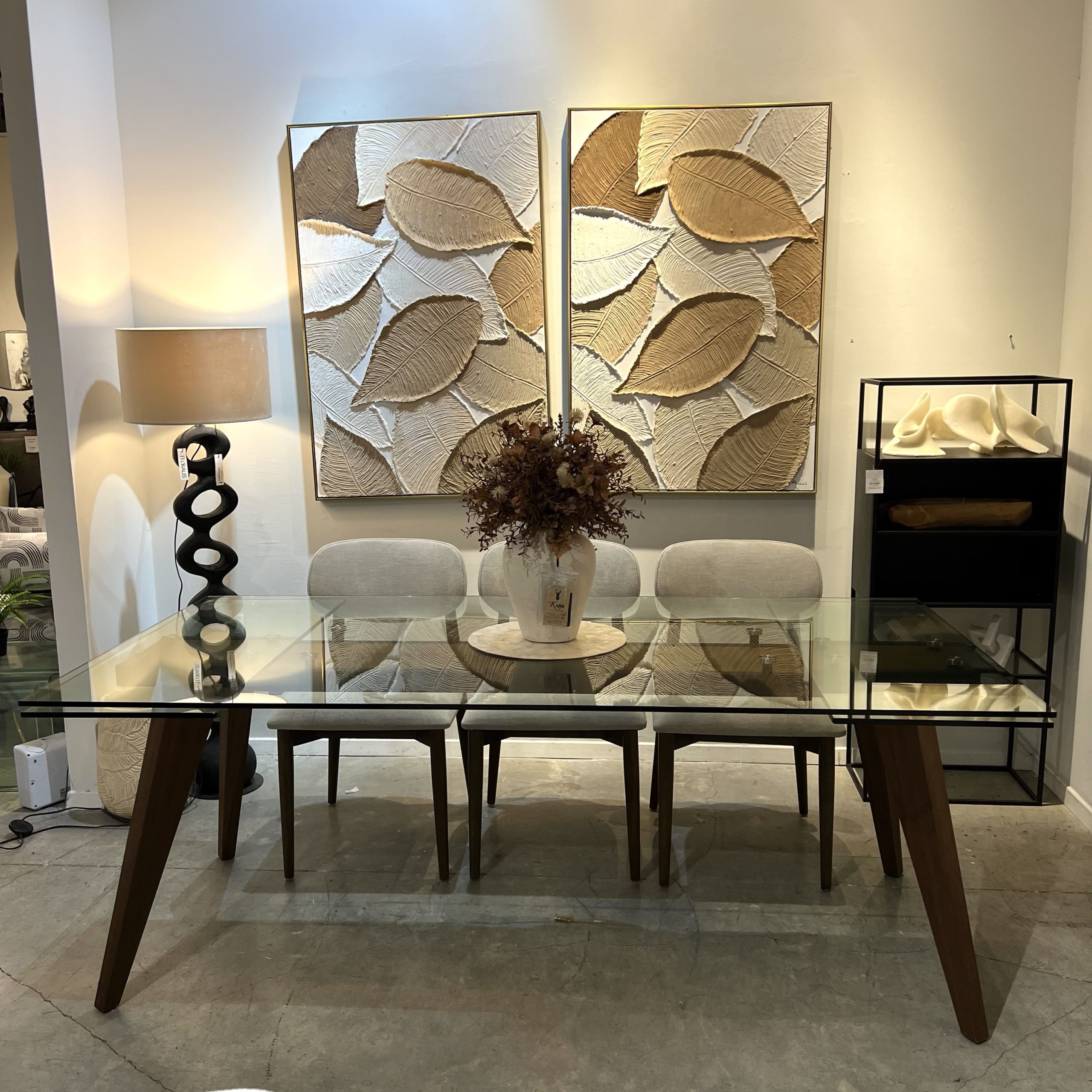 שולחן אוכל יוקרתי זכוכית מחוסמת ורגל אגוז דגם הלן שולחן אוכל יוקרתי זכוכית מחוסמת ורגל אגוז דגם הלן