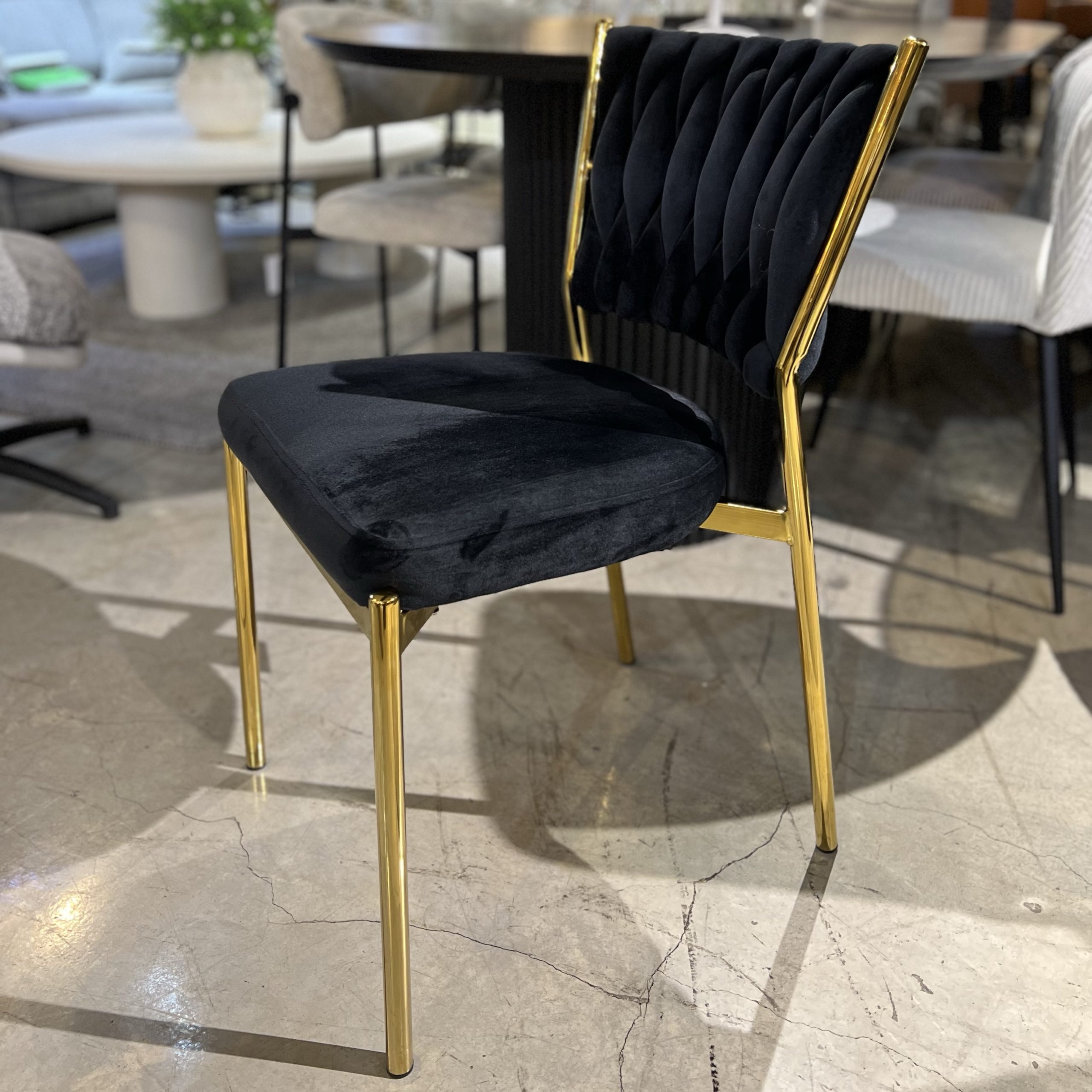 כסא פינת אוכל קלוע רגל זהב קטיפה שחורה דגם מרילין כסא פינת אוכל קלוע רגל זהב קטיפה שחורה דגם מרילין