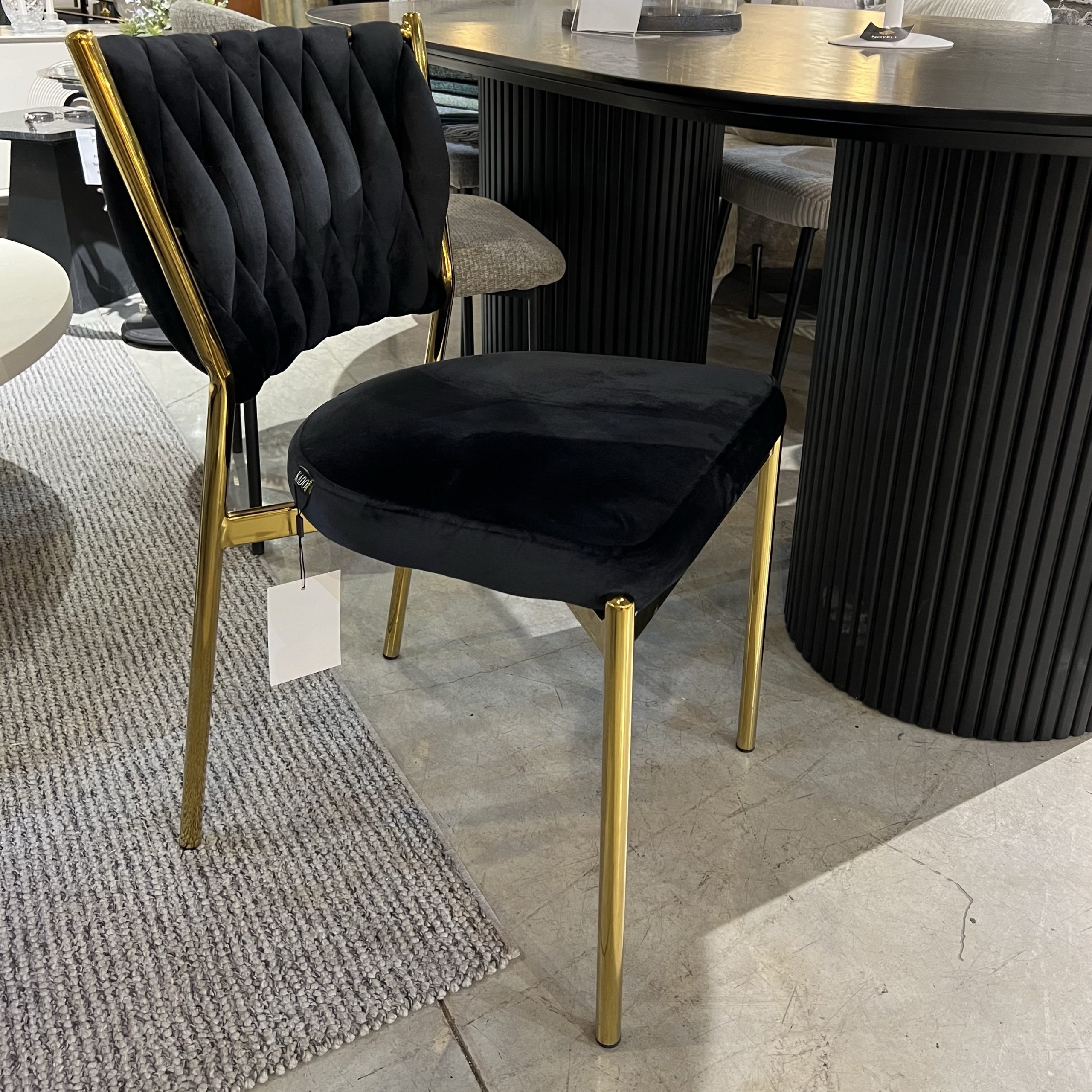 כסא פינת אוכל קלוע רגל זהב קטיפה שחורה דגם מרילין כסא פינת אוכל קלוע רגל זהב קטיפה שחורה דגם מרילין