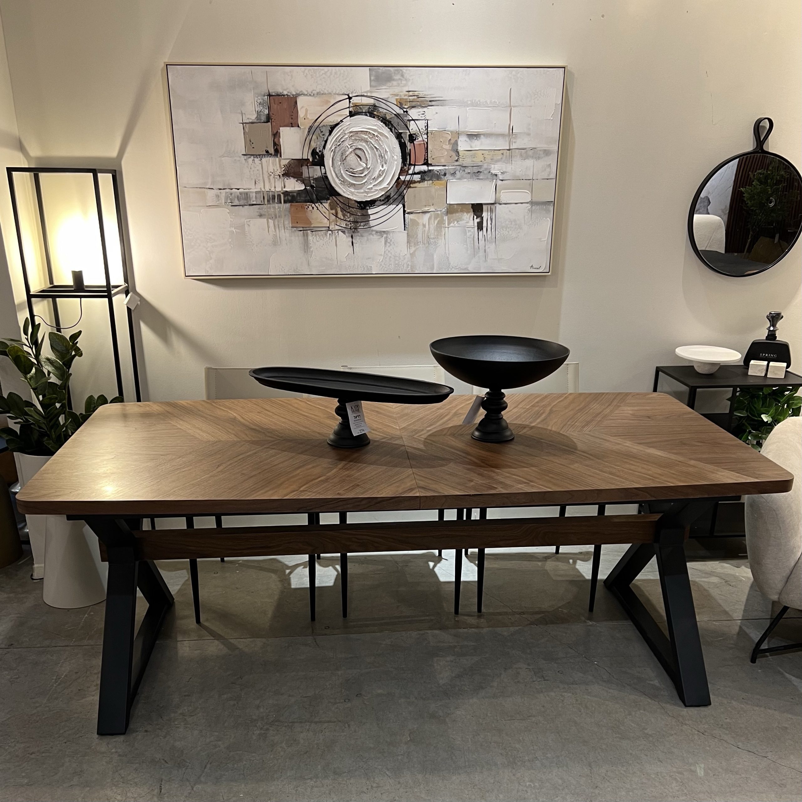 שולחן פינת אוכל אגוז אמריקאי פישבון רגל ברזל שחור דגם אמה שולחן פינת אוכל אגוז אמריקאי פישבון רגל ברזל שחור דגם אמה