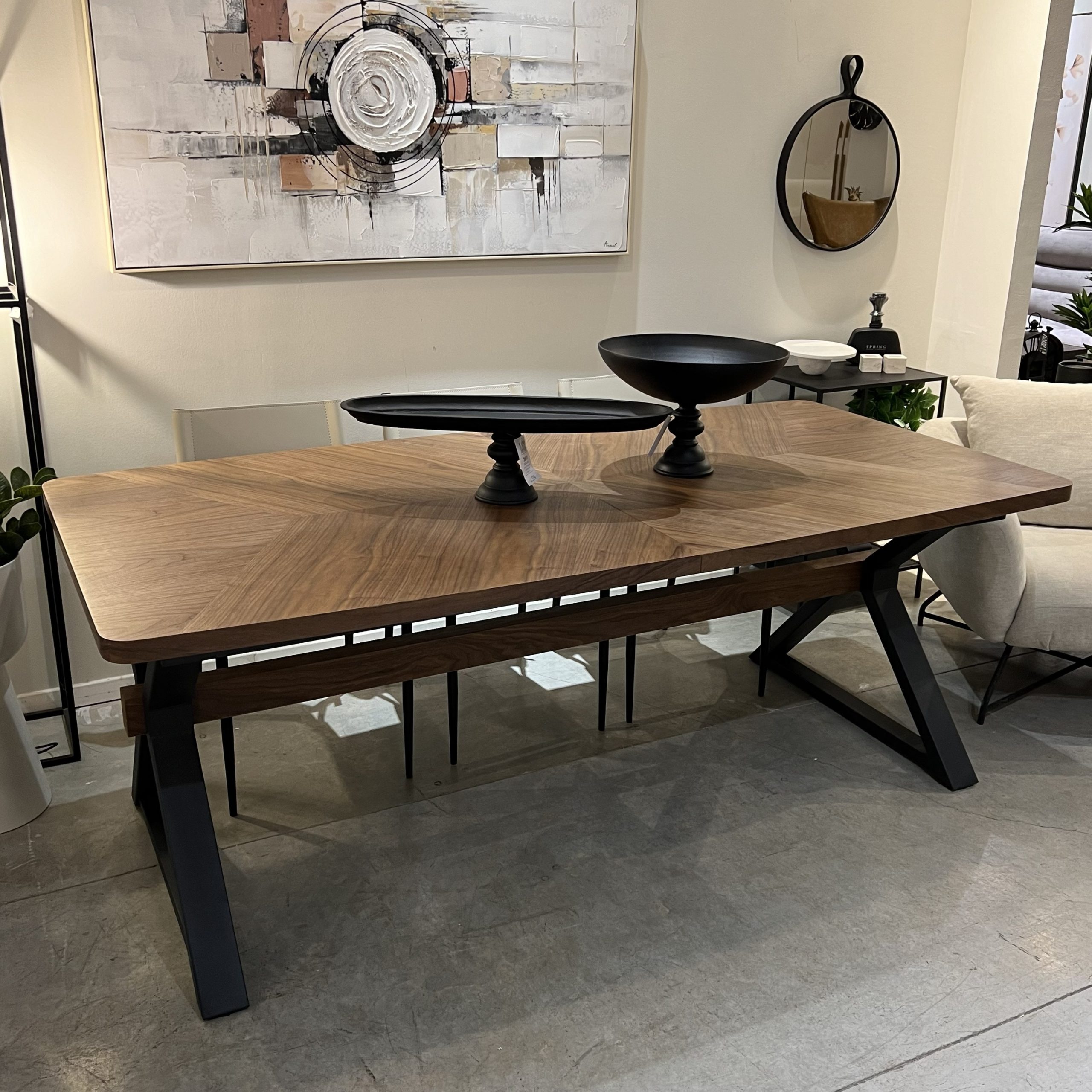 שולחן פינת אוכל אגוז אמריקאי פישבון רגל ברזל שחור דגם אמה שולחן פינת אוכל אגוז אמריקאי פישבון רגל ברזל שחור דגם אמה