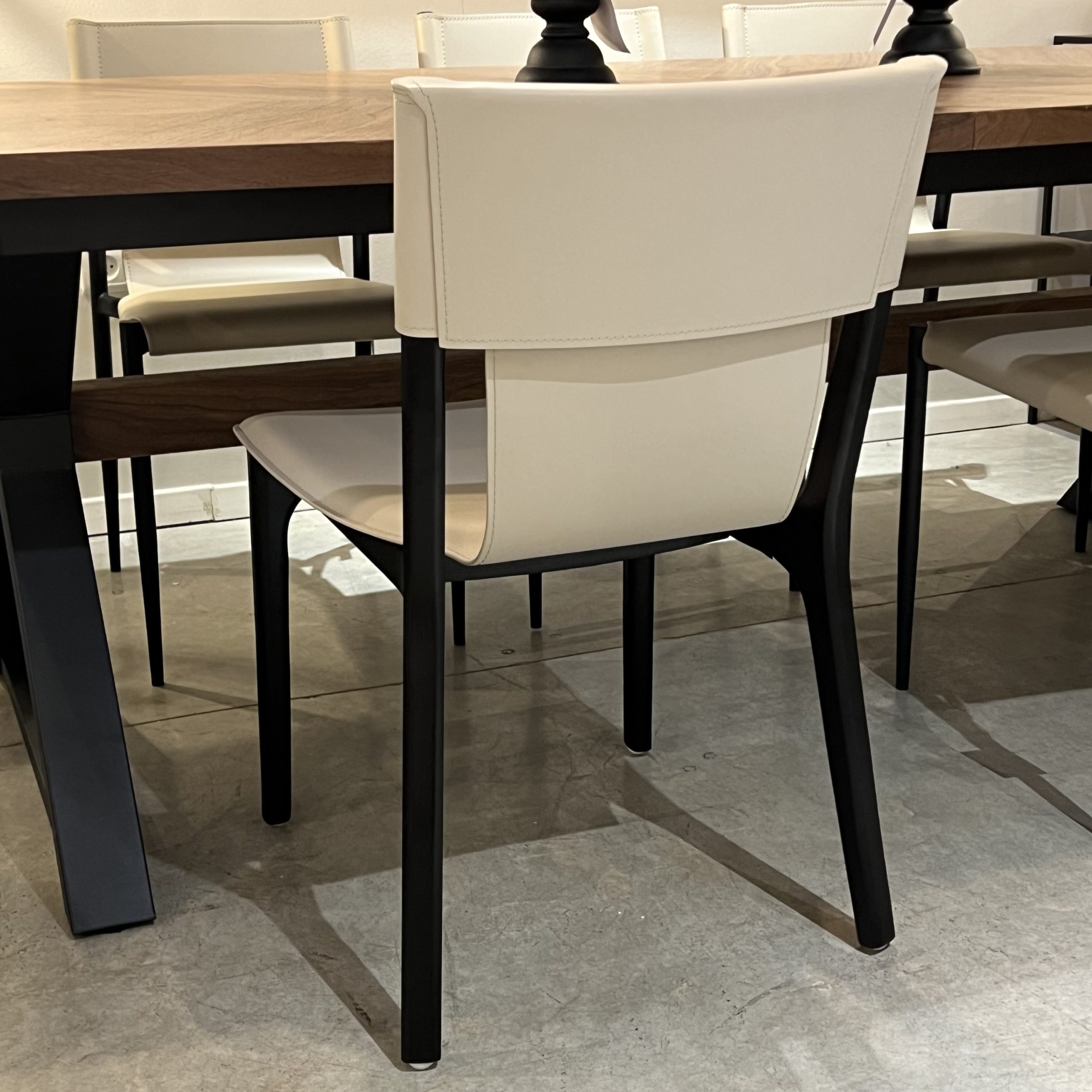 כיסא ברטין עור אבן עץ שחור דגם סופיטל כיסא ברטין עור אבן עץ שחור דגם סופיטל