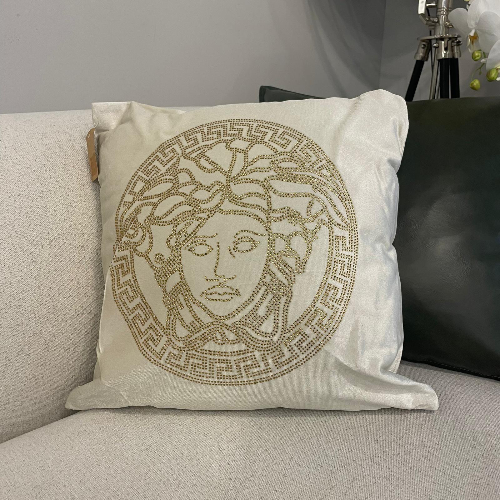 כרית נוי מרובעת שמנת משובצת קריסטלים כרית נוי מרובעת שמנת משובצת קריסטלים