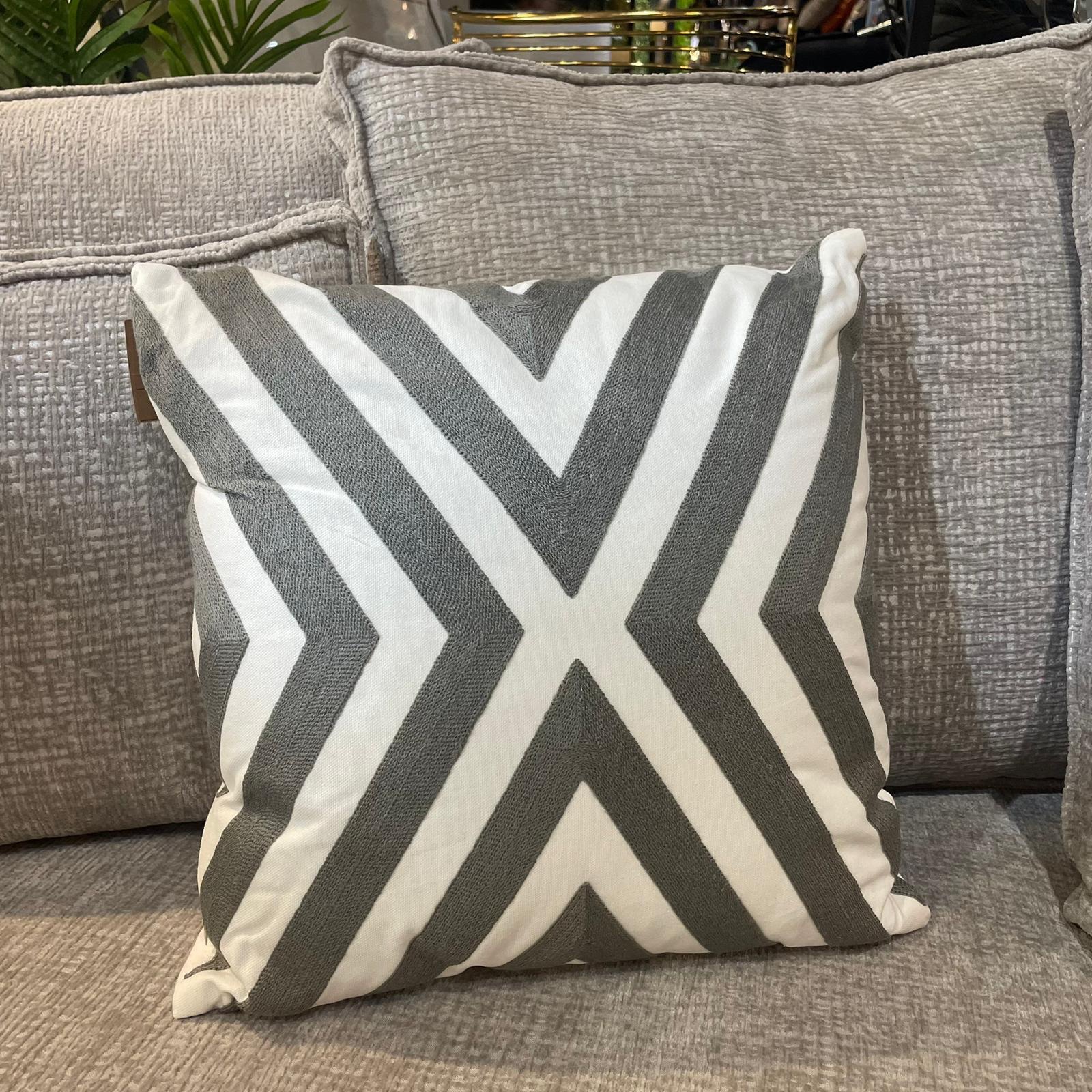 כרית נוי מרובעת פסים אפור לבן כרית נוי מרובעת פסים אפור לבן