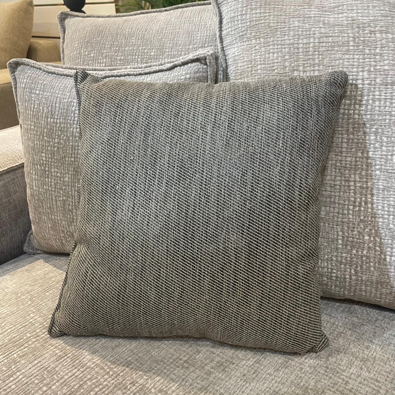 כרית נוי מרובעת אריג אפור כרית נוי מרובעת אריג אפור