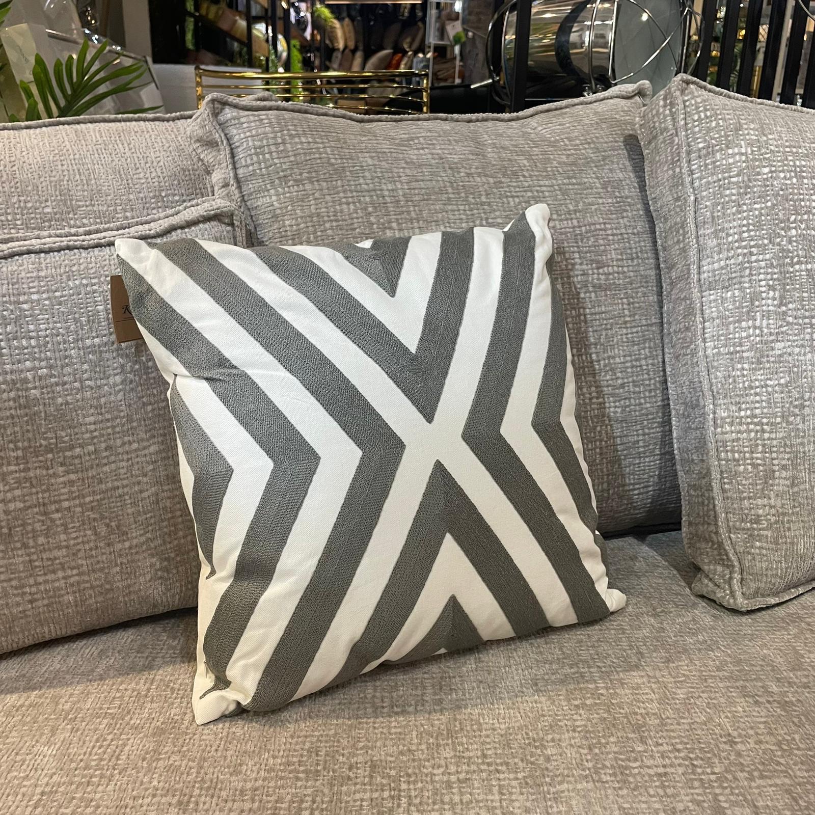 כרית נוי מרובעת פסים אפור לבן כרית נוי מרובעת פסים אפור לבן