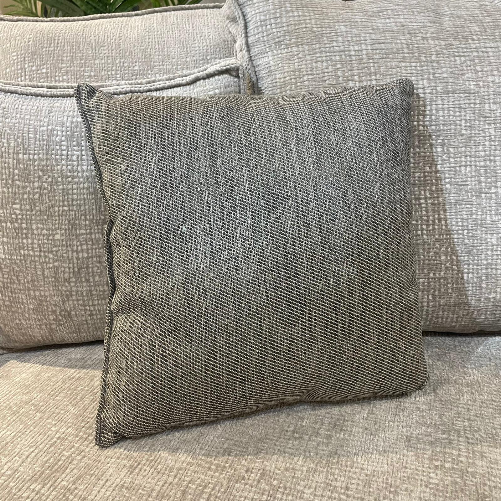 כרית נוי מרובעת אריג אפור כרית נוי מרובעת אריג אפור