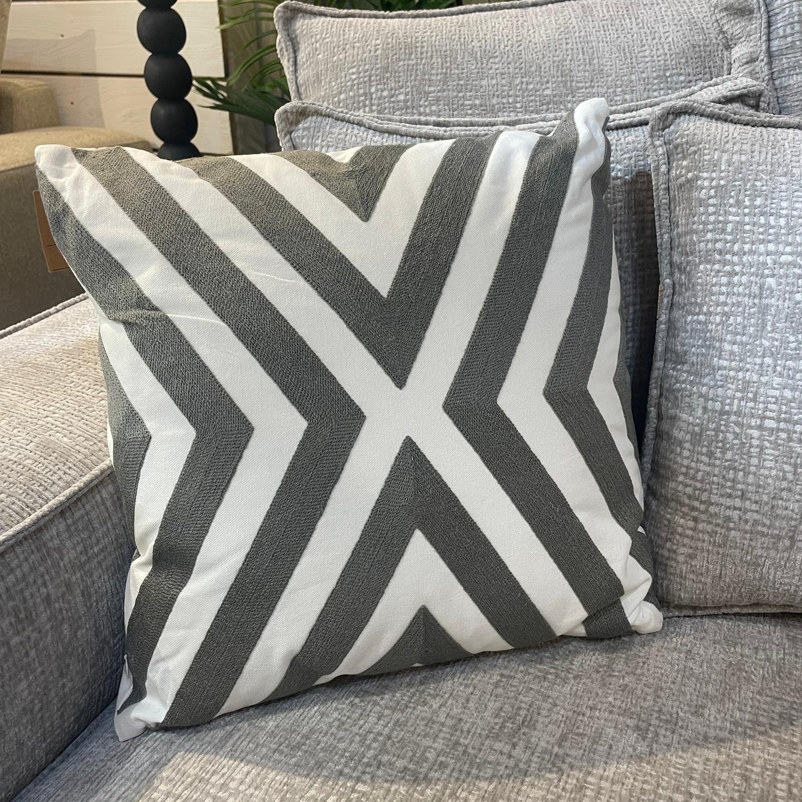 כרית נוי מרובעת פסים אפור לבן כרית נוי מרובעת פסים אפור לבן