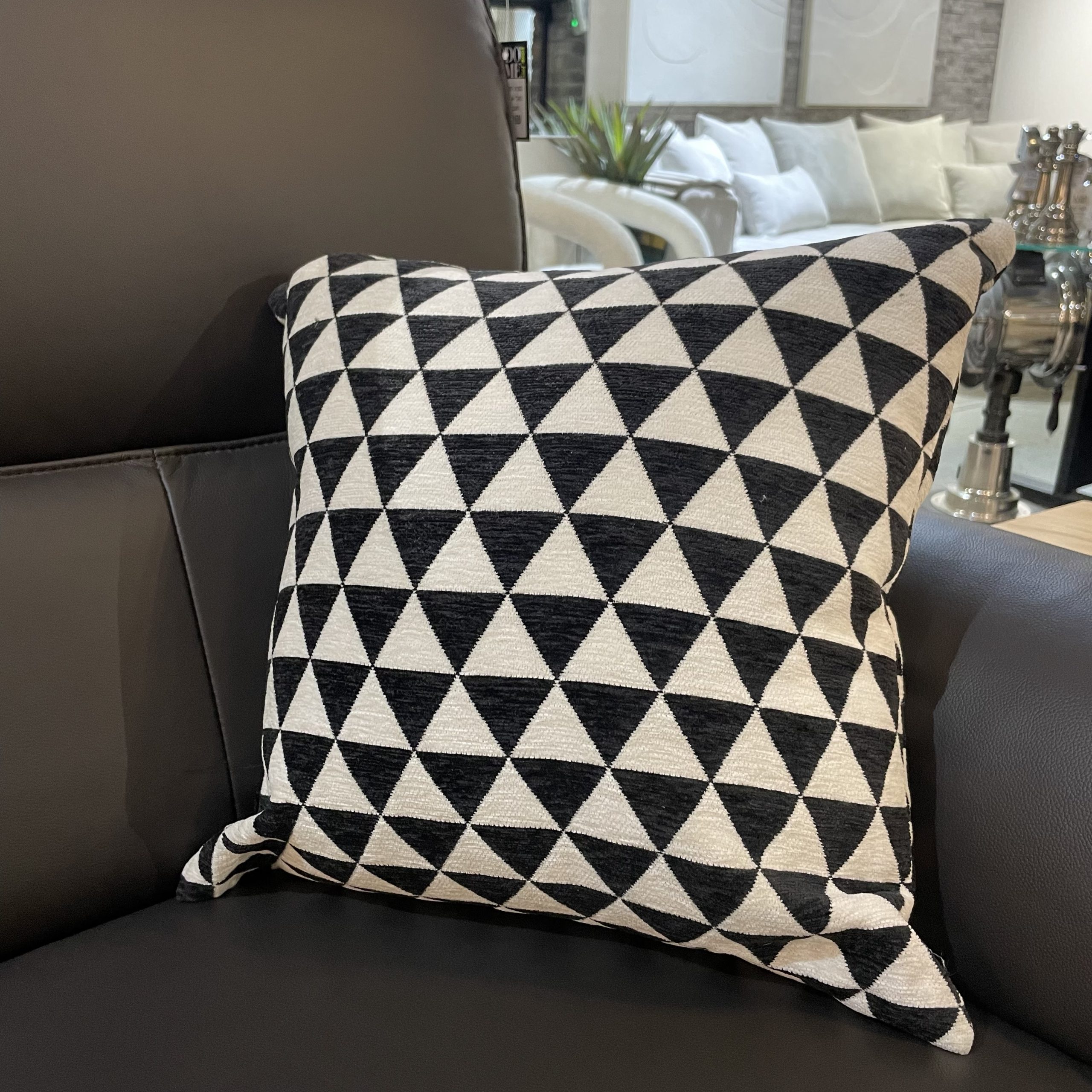 כרית נוי מרובעת טקסטורה משולשים כרית נוי מרובעת טקסטורה משולשים