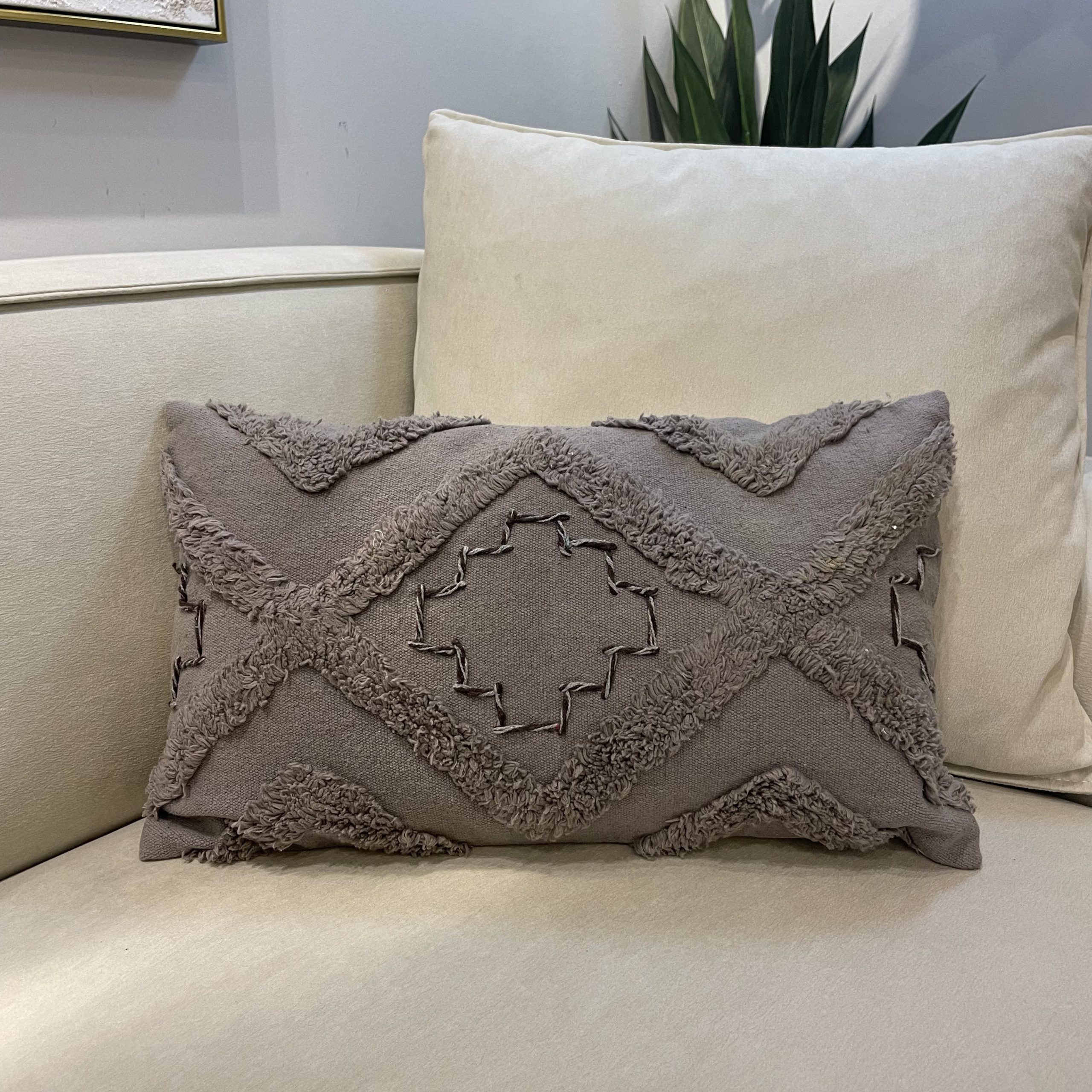 כרית נוי מלבנית אפור דגם רום כרית נוי מלבנית אפור דגם רום