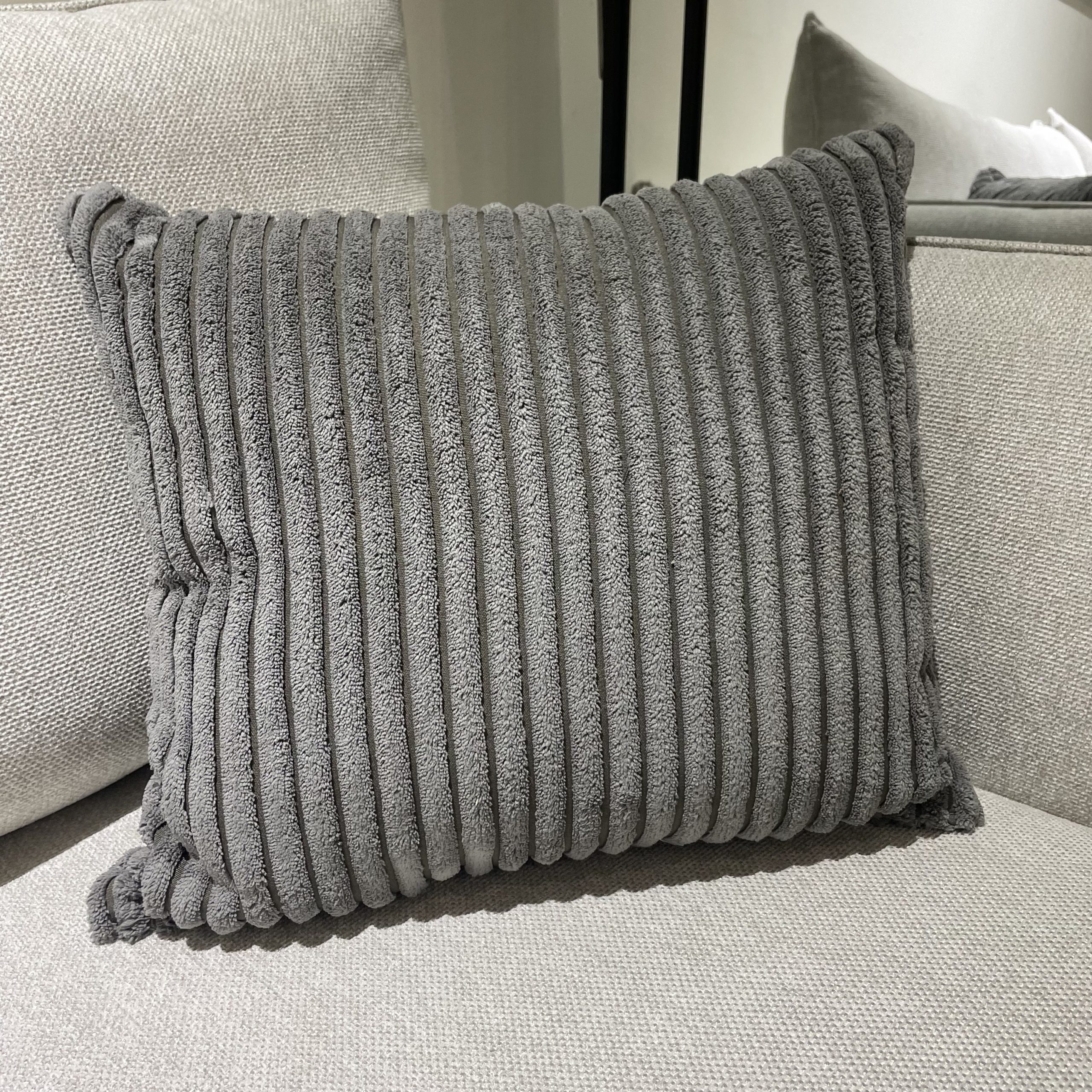 כרית נוי דגם קורדרוי אפור כרית נוי דגם קורדרוי אפור