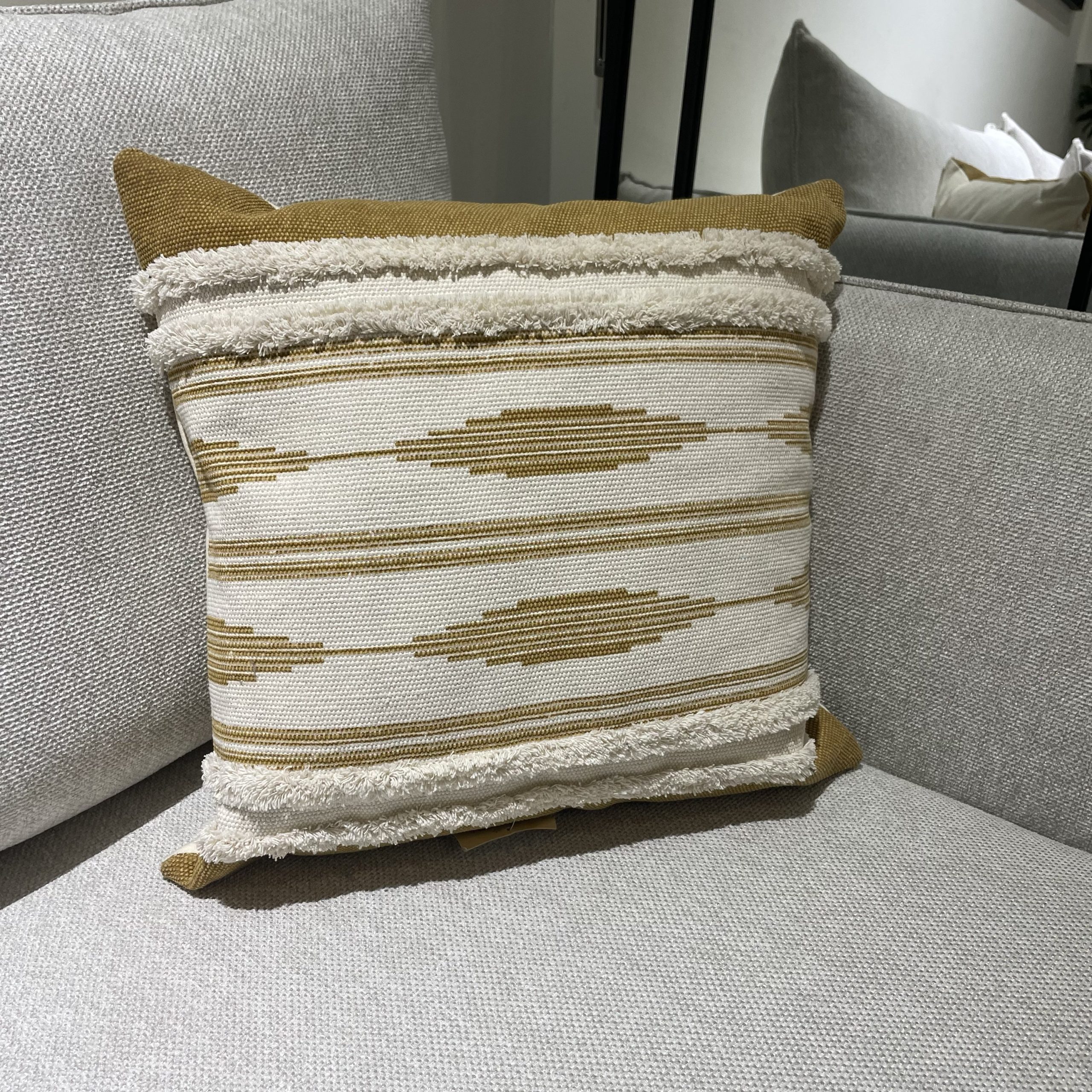 כרית נוי מרובעת שמנת חרדל כרית נוי מרובעת שמנת חרדל