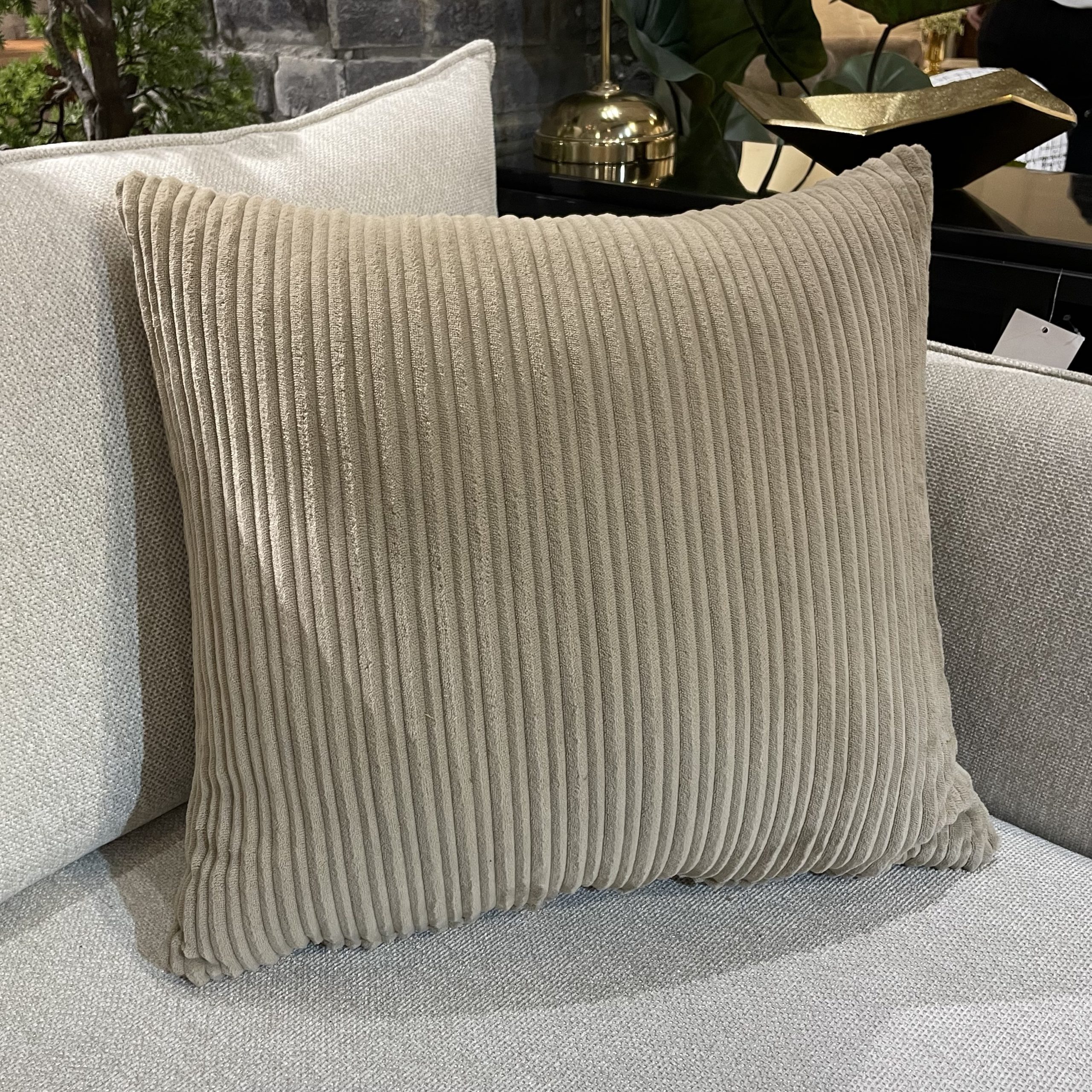 כרית נוי מרובעת בז קורדרוי כרית נוי מרובעת בז קורדרוי