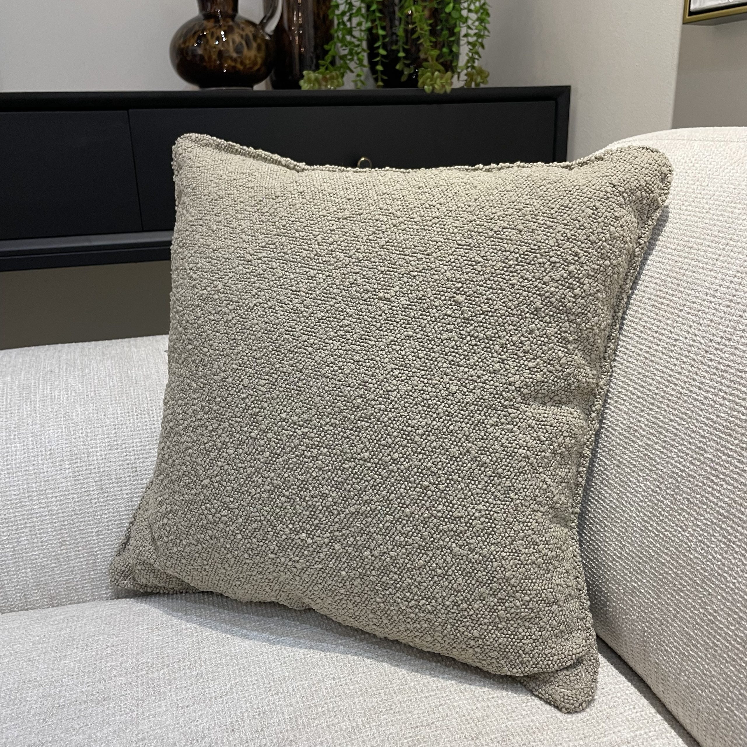 כרית נוי מרובעת בוקלה אפור כרית נוי מרובעת בוקלה אפור