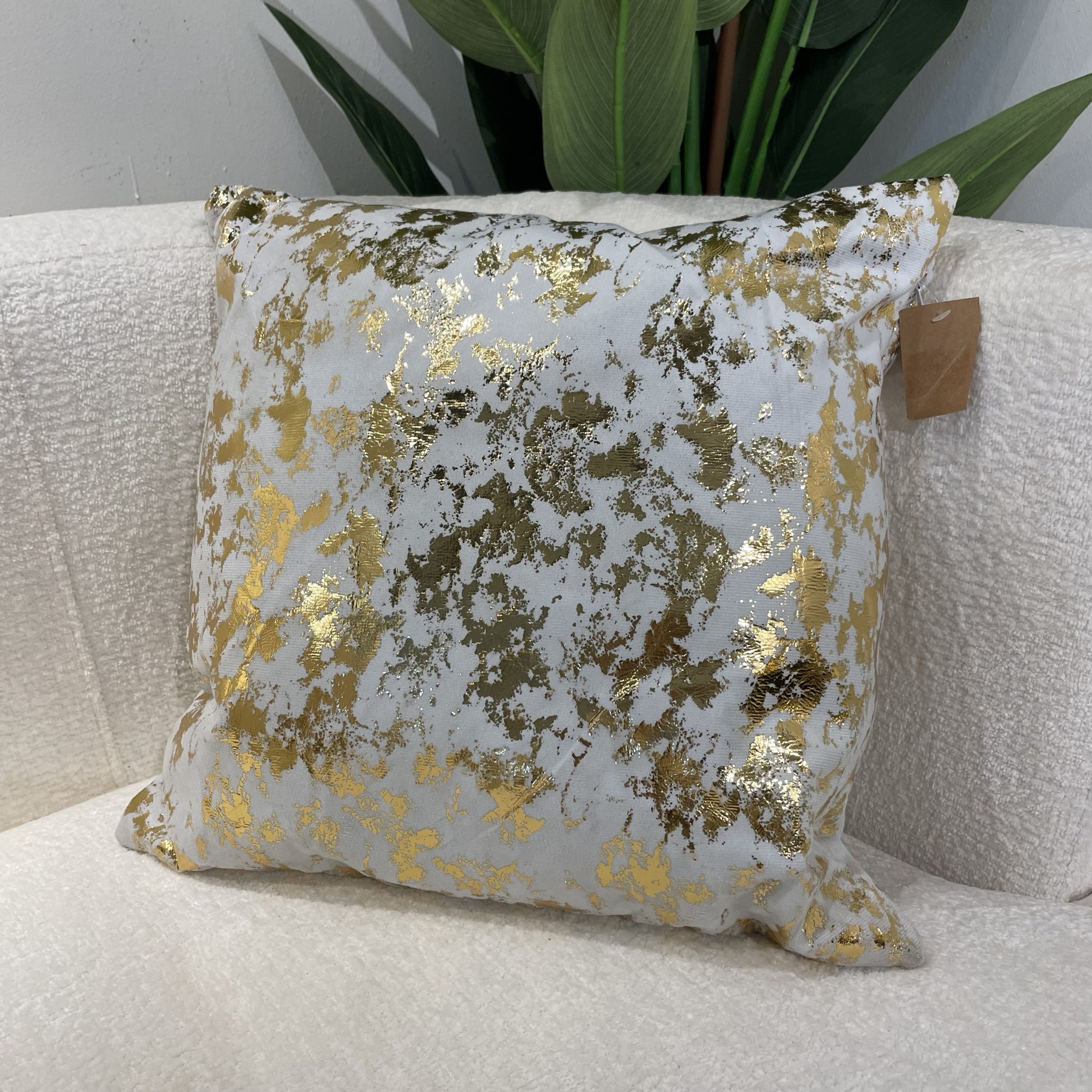 כרית נוי מרובעת עננים מוזהבת כרית נוי מרובעת עננים מוזהבת