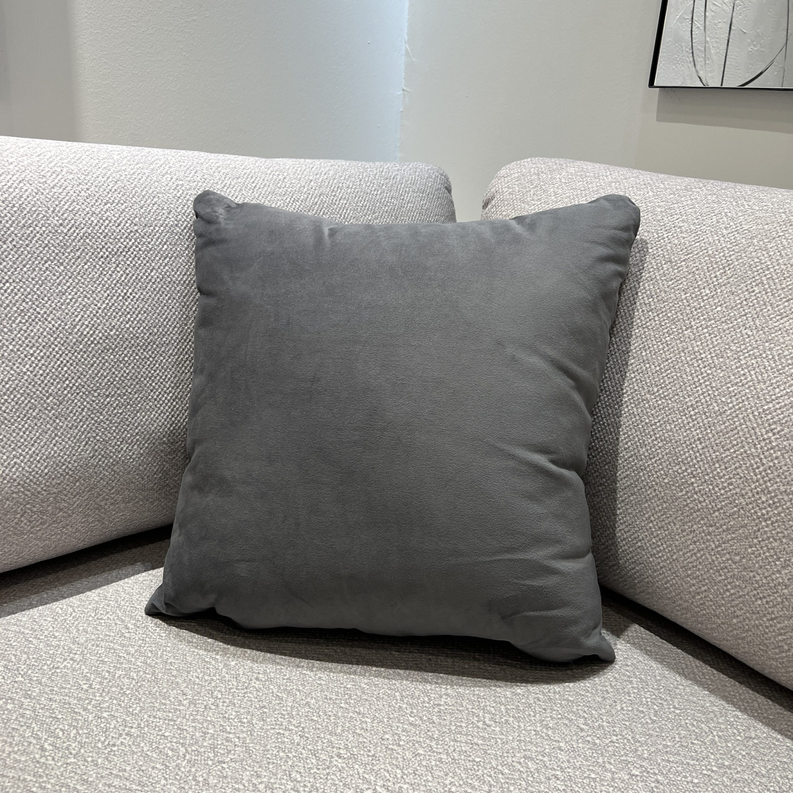 כרית נוי מרובעת אפור קטיפה כרית נוי מרובעת אפור קטיפה