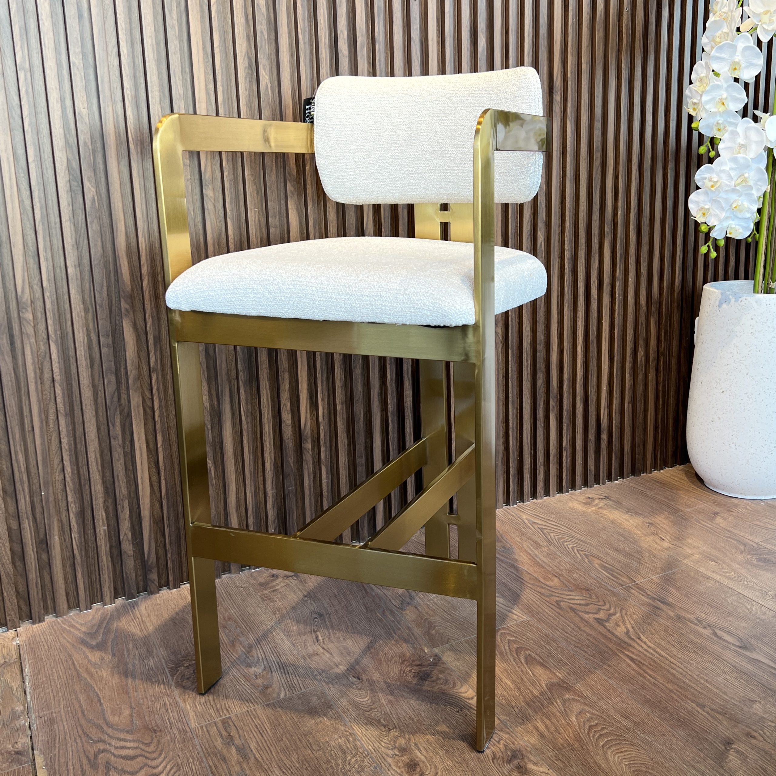 כסא בר מנדי רגל זהב בד אריג שמנת כסא בר מנדי רגל זהב בד אריג שמנת