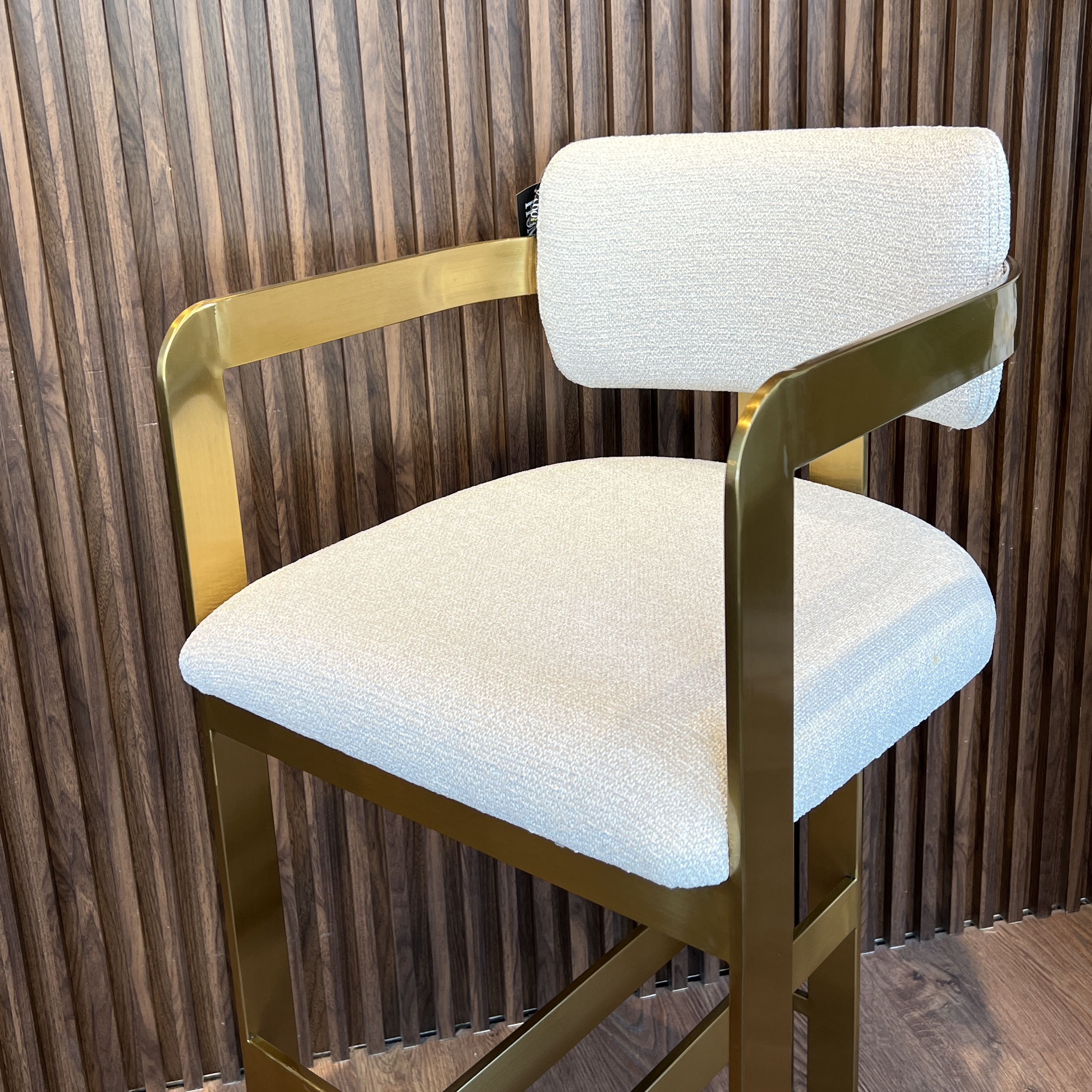 כסא בר מנדי רגל זהב בד אריג שמנת כסא בר מנדי רגל זהב בד אריג שמנת