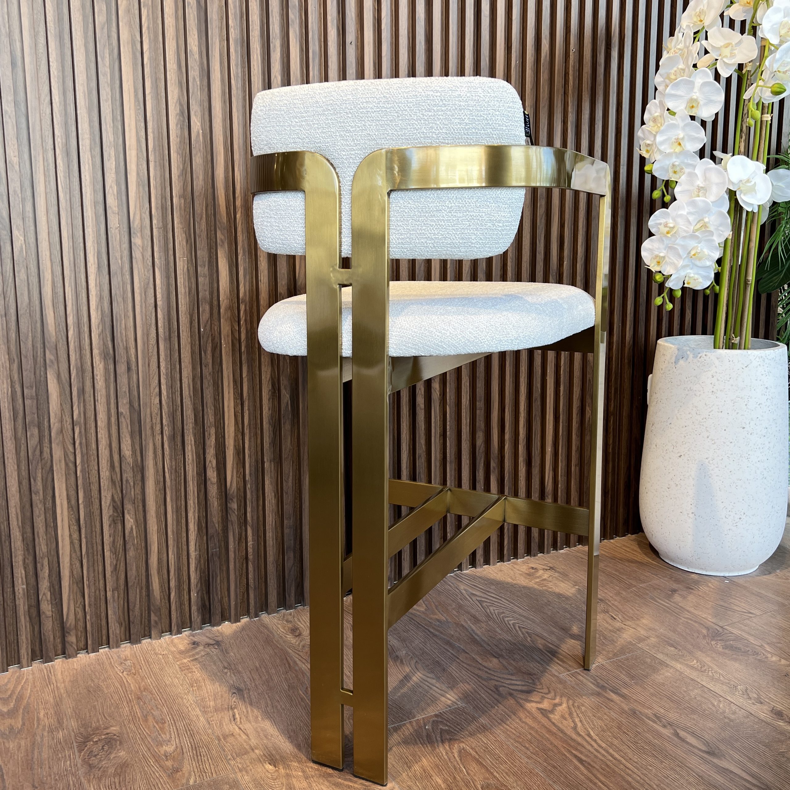 כסא בר מנדי רגל זהב בד אריג שמנת כסא בר מנדי רגל זהב בד אריג שמנת