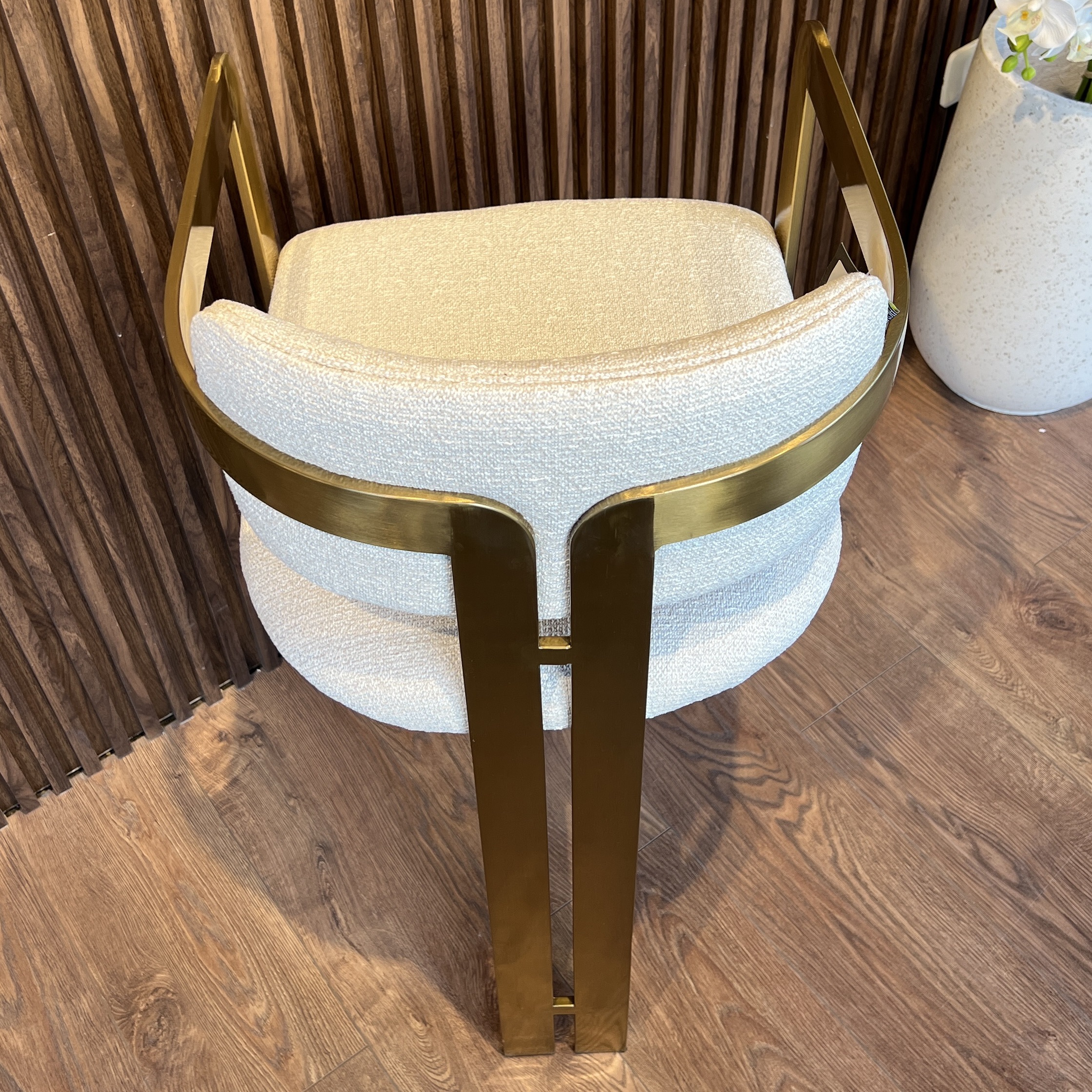 כסא בר מנדי רגל זהב בד אריג שמנת כסא בר מנדי רגל זהב בד אריג שמנת
