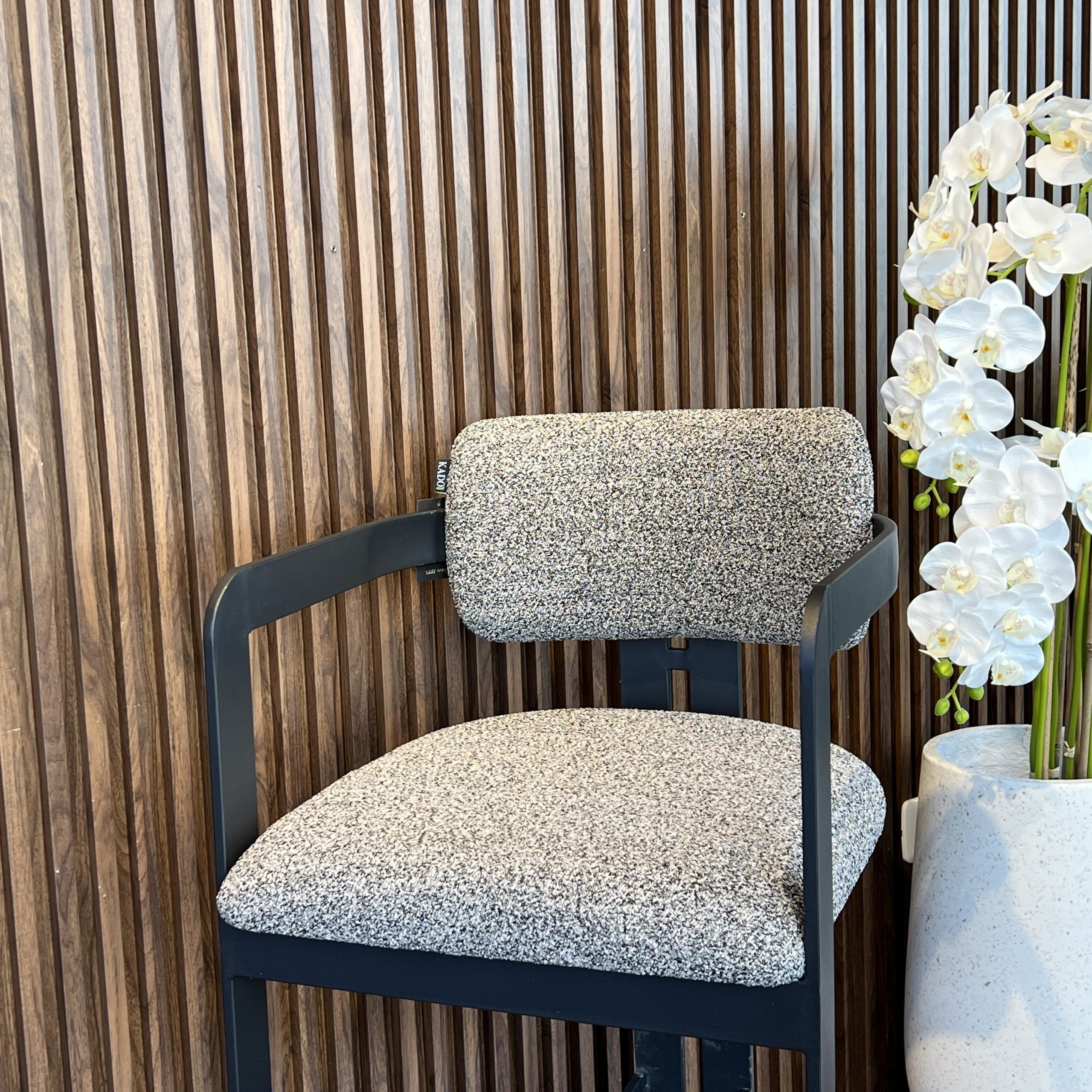 כסא בר מנדי רגל שחורה בד אריג שחור שמנת כסא בר מנדי רגל שחורה בד אריג שחור שמנת