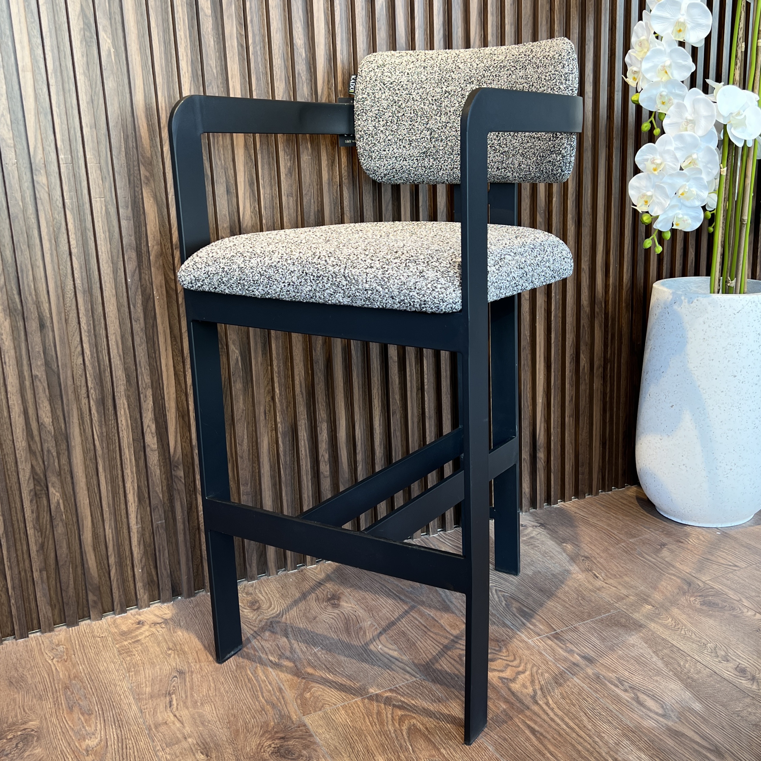 כסא בר מנדי רגל שחורה בד אריג שחור שמנת כסא בר מנדי רגל שחורה בד אריג שחור שמנת