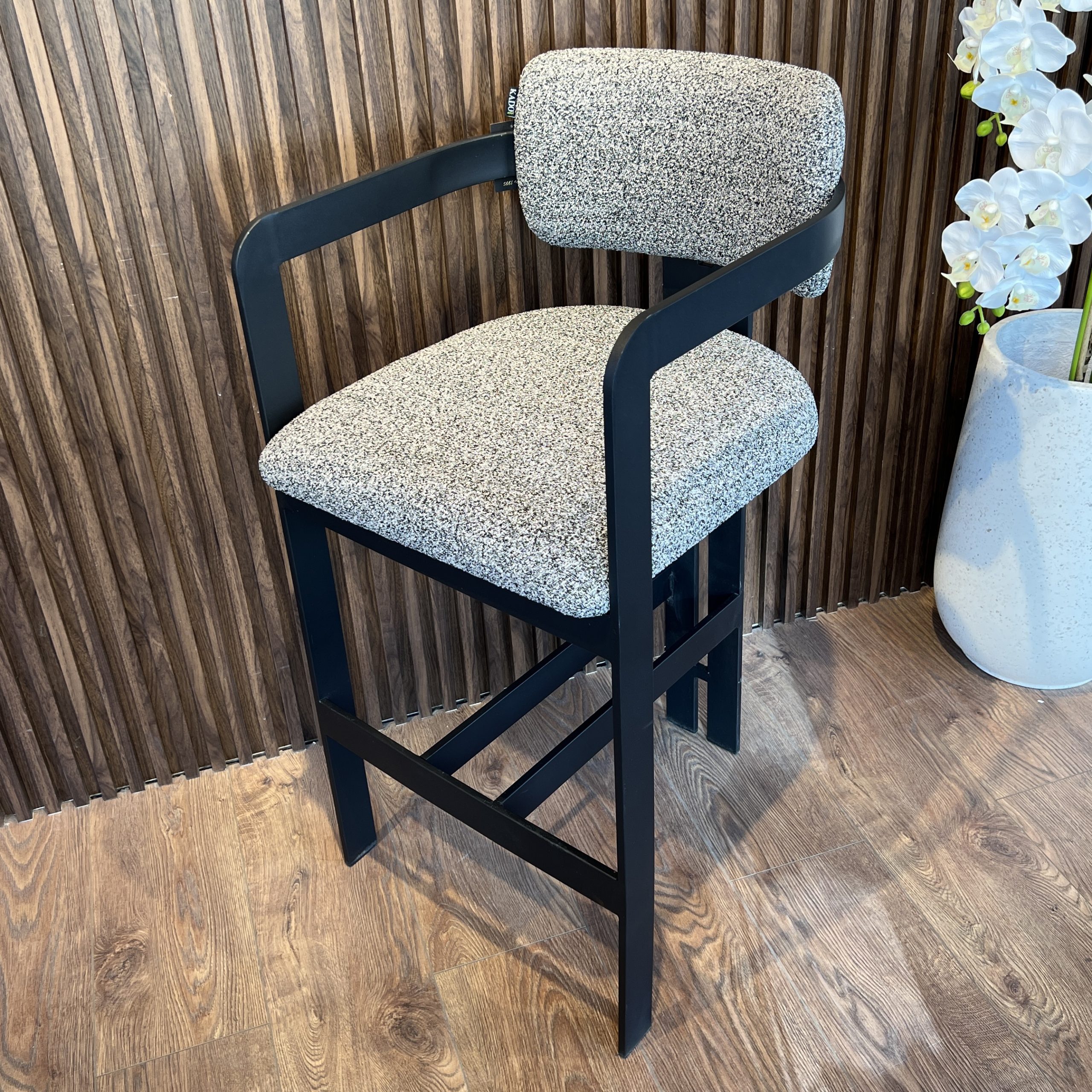 כסא בר מנדי רגל שחורה בד אריג שחור שמנת כסא בר מנדי רגל שחורה בד אריג שחור שמנת