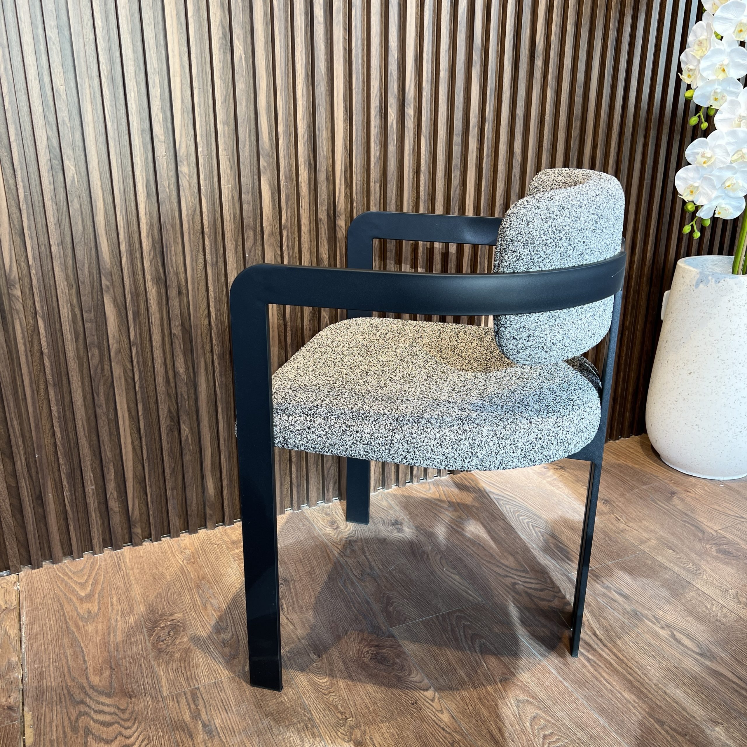 כסא דגם מנדי רגל שחורה בד אריג שחור שמנת כסא דגם מנדי רגל שחורה בד אריג שחור שמנת