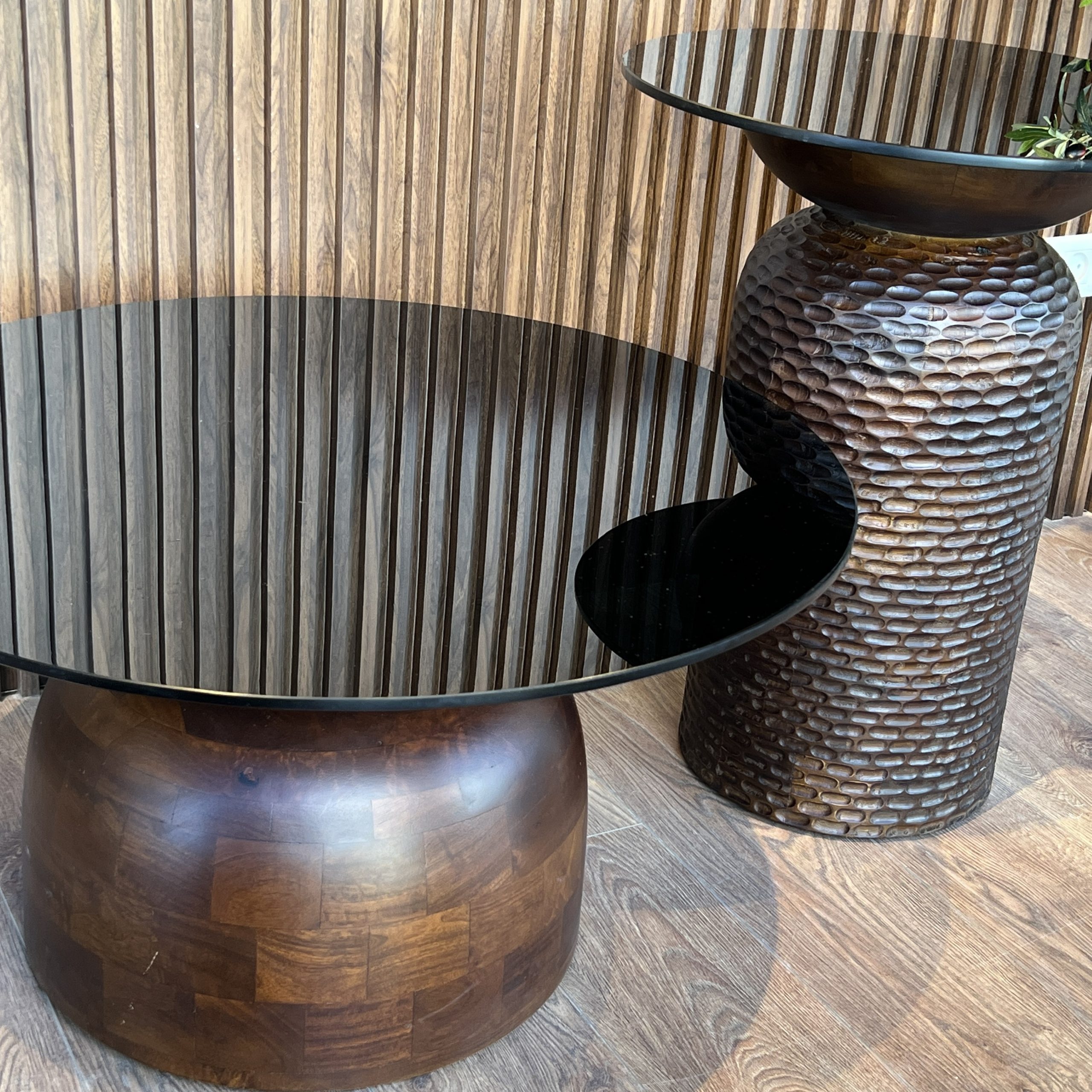 זוג שולחנות סלון עגולים רגל עץ טופ זכוכית דגם סוניל זוג שולחנות סלון עגולים רגל עץ טופ זכוכית דגם סוניל