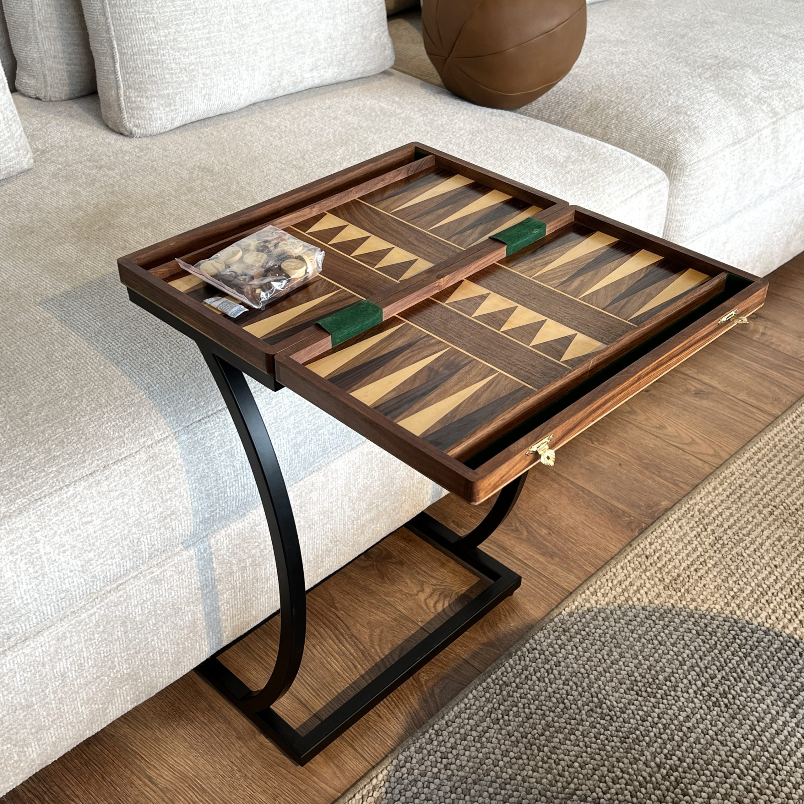 נשכן שש בש + כלים עץ רגל ברזל שחור דגם סוניל נשכן שש בש + כלים עץ רגל ברזל שחור דגם סוניל