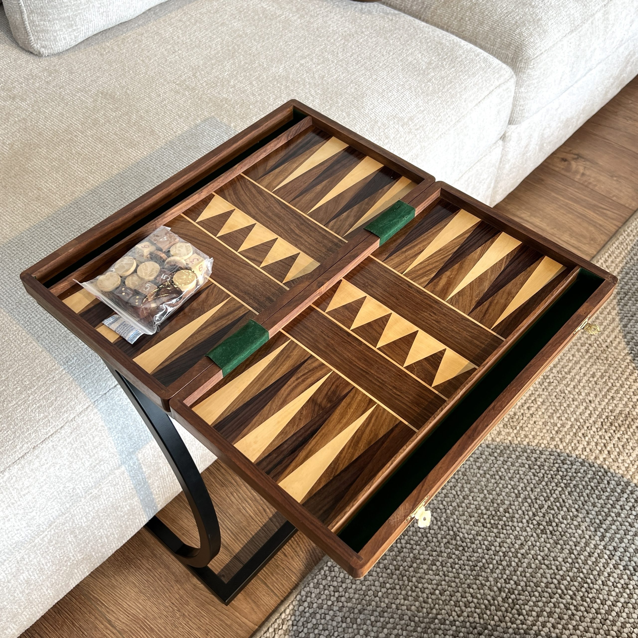 נשכן שש בש + כלים עץ רגל ברזל שחור דגם סוניל נשכן שש בש + כלים עץ רגל ברזל שחור דגם סוניל