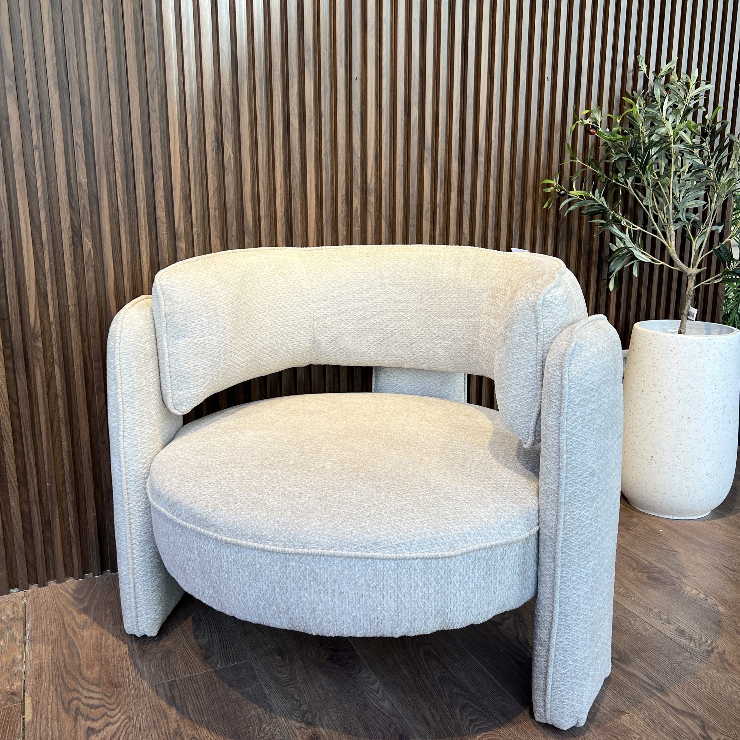 כורסא עגולה בונטון שמנת דגם הארטלי כורסא עגולה בונטון שמנת דגם הארטלי