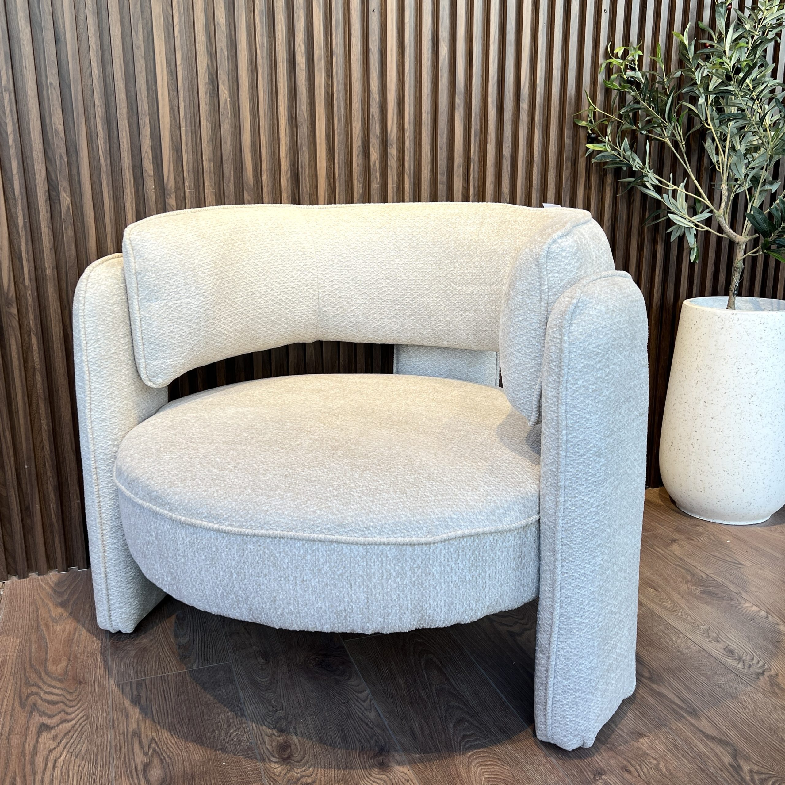 כורסא עגולה בונטון שמנת דגם הארטלי כורסא עגולה בונטון שמנת דגם הארטלי