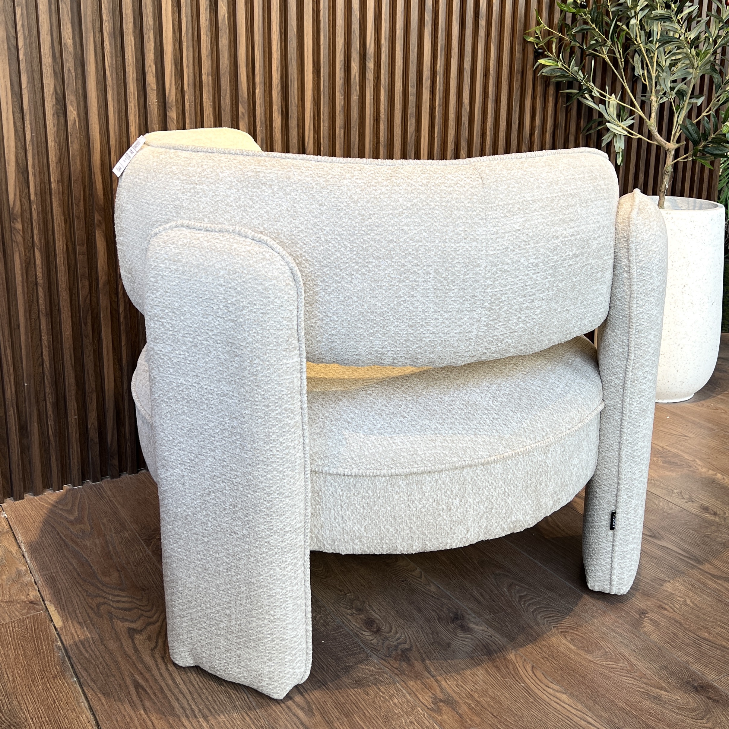 כורסא עגולה בונטון שמנת דגם הארטלי כורסא עגולה בונטון שמנת דגם הארטלי