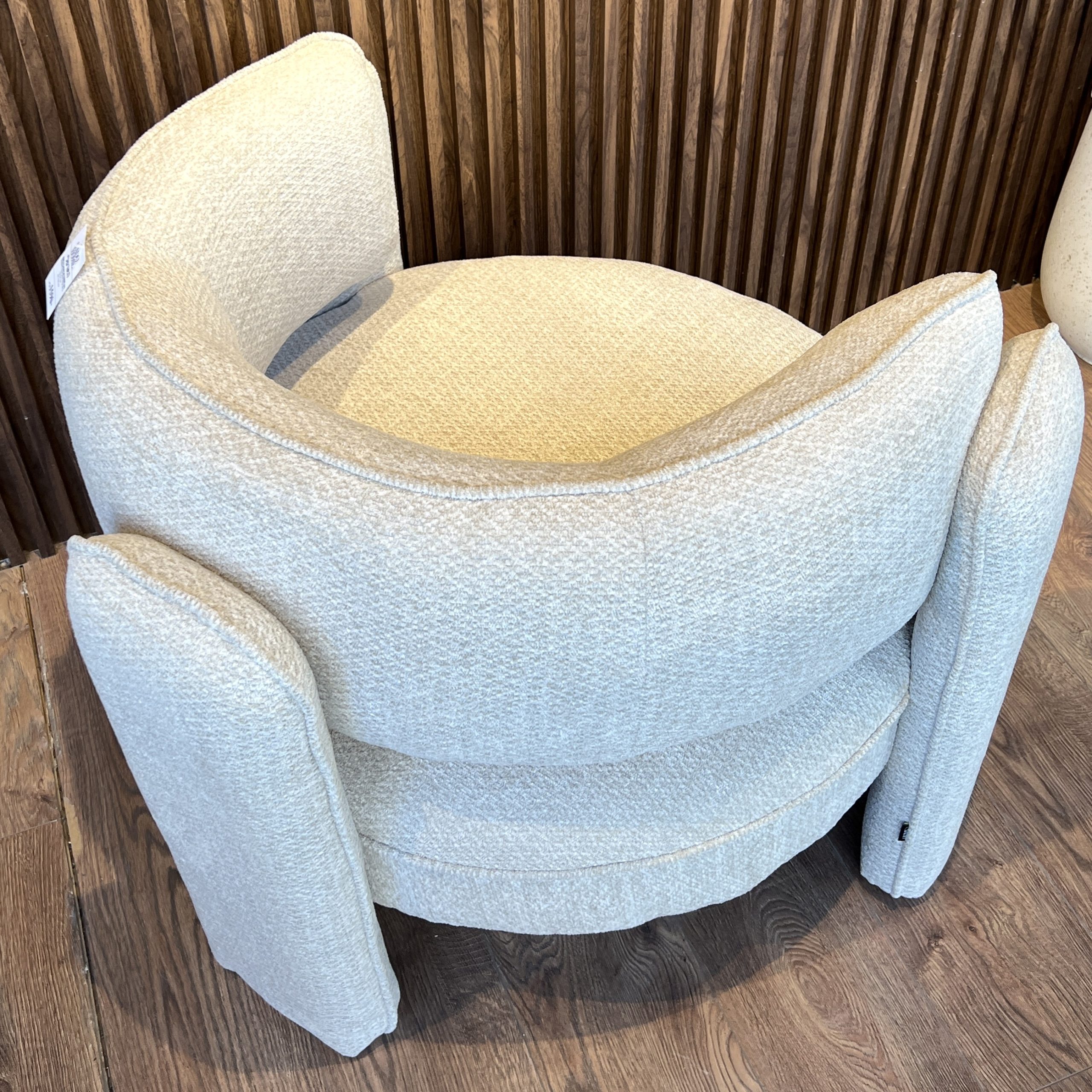 כורסא עגולה בונטון שמנת דגם הארטלי כורסא עגולה בונטון שמנת דגם הארטלי