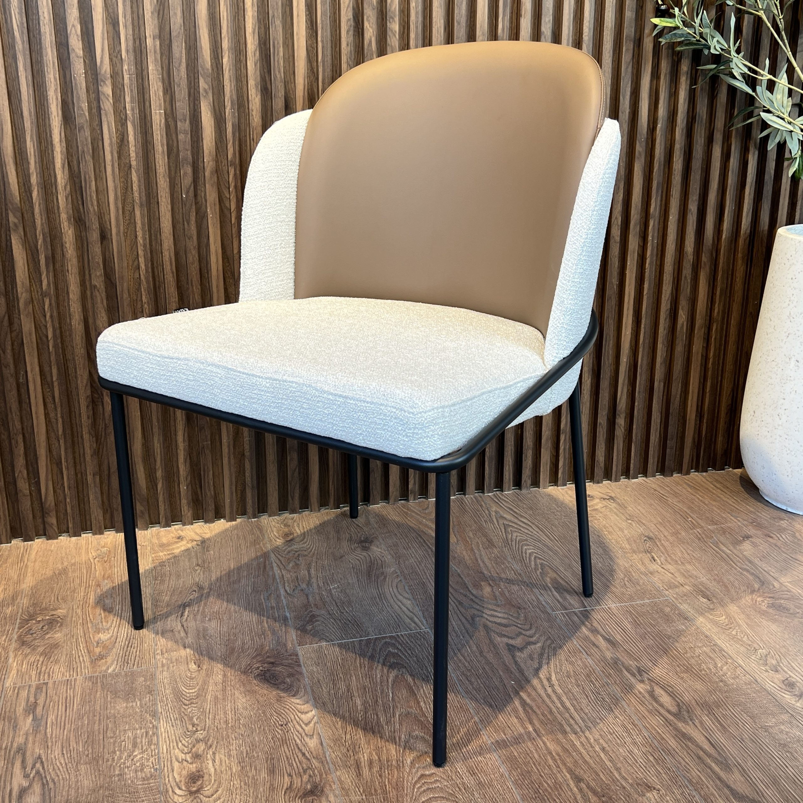 כיסא איתי דגם מנדי אריג שמנת גב כאמל כיסא איתי דגם מנדי אריג שמנת גב כאמל