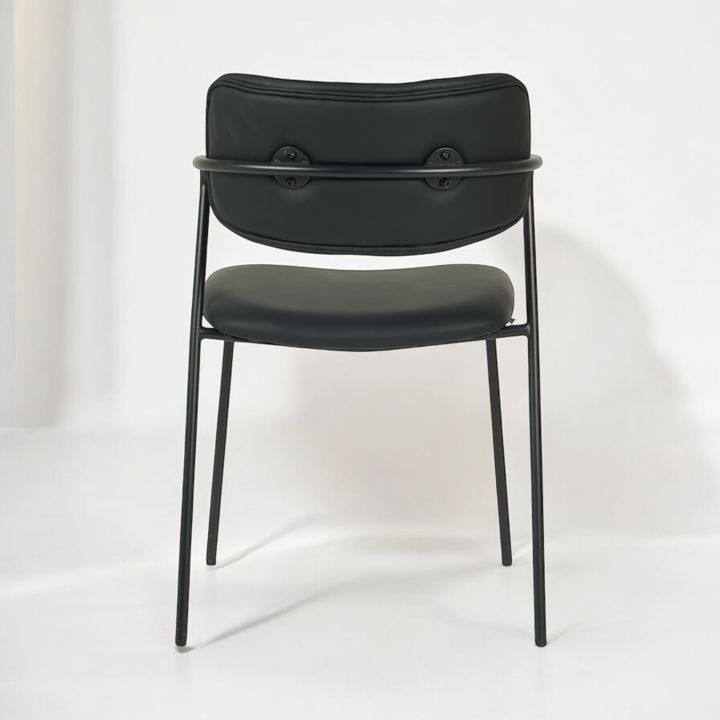 כיסא דגם לוסיאן דמוי עור שחור - SALE כיסא דגם לוסיאן דמוי עור שחור - SALE