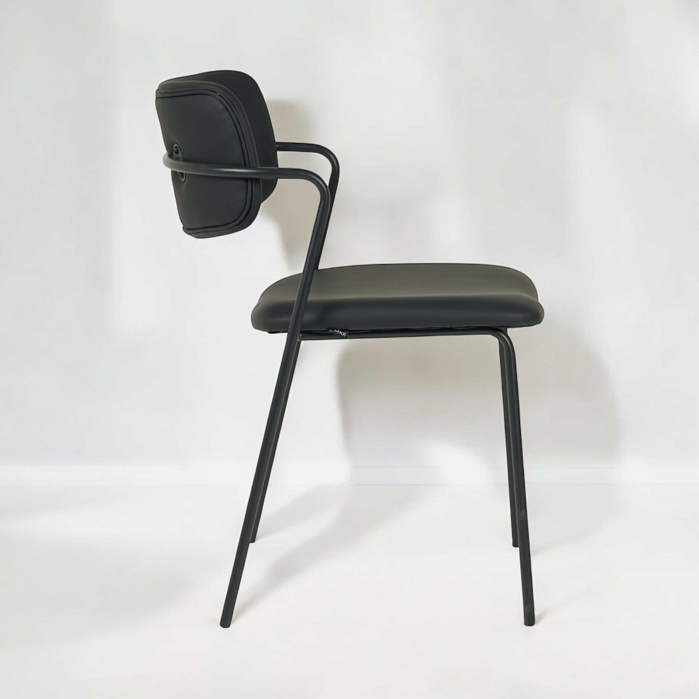 כיסא דגם לוסיאן דמוי עור שחור - SALE כיסא דגם לוסיאן דמוי עור שחור - SALE