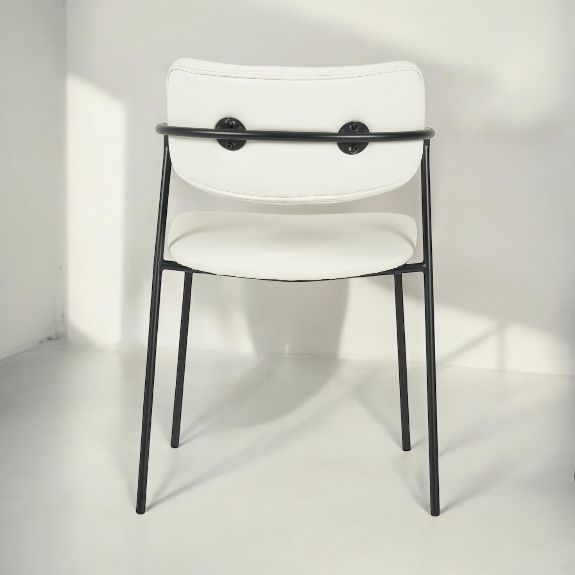 כיסא דגם לוסיאן דמוי עור שמנת - SALE כיסא דגם לוסיאן דמוי עור שמנת - SALE