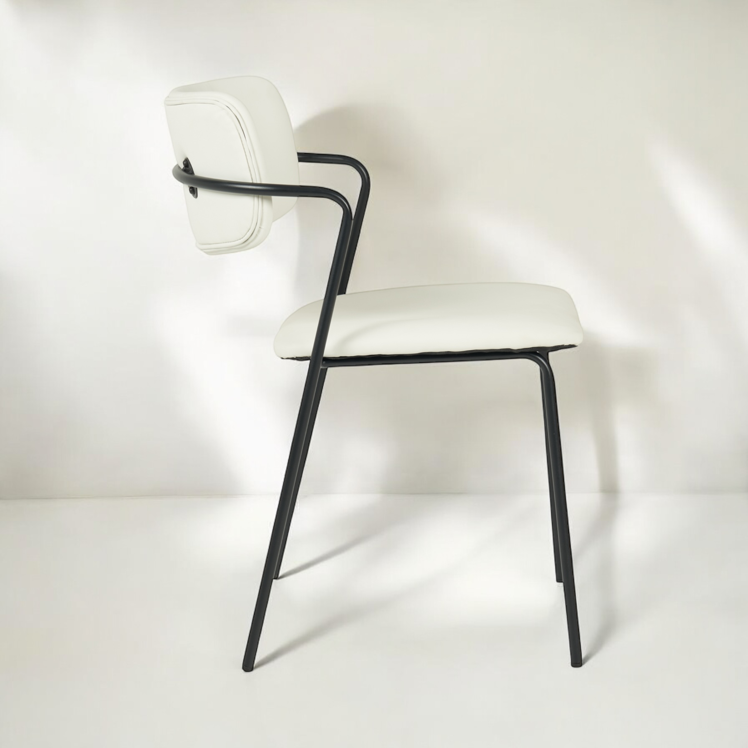 כיסא דגם לוסיאן דמוי עור שמנת - SALE כיסא דגם לוסיאן דמוי עור שמנת - SALE