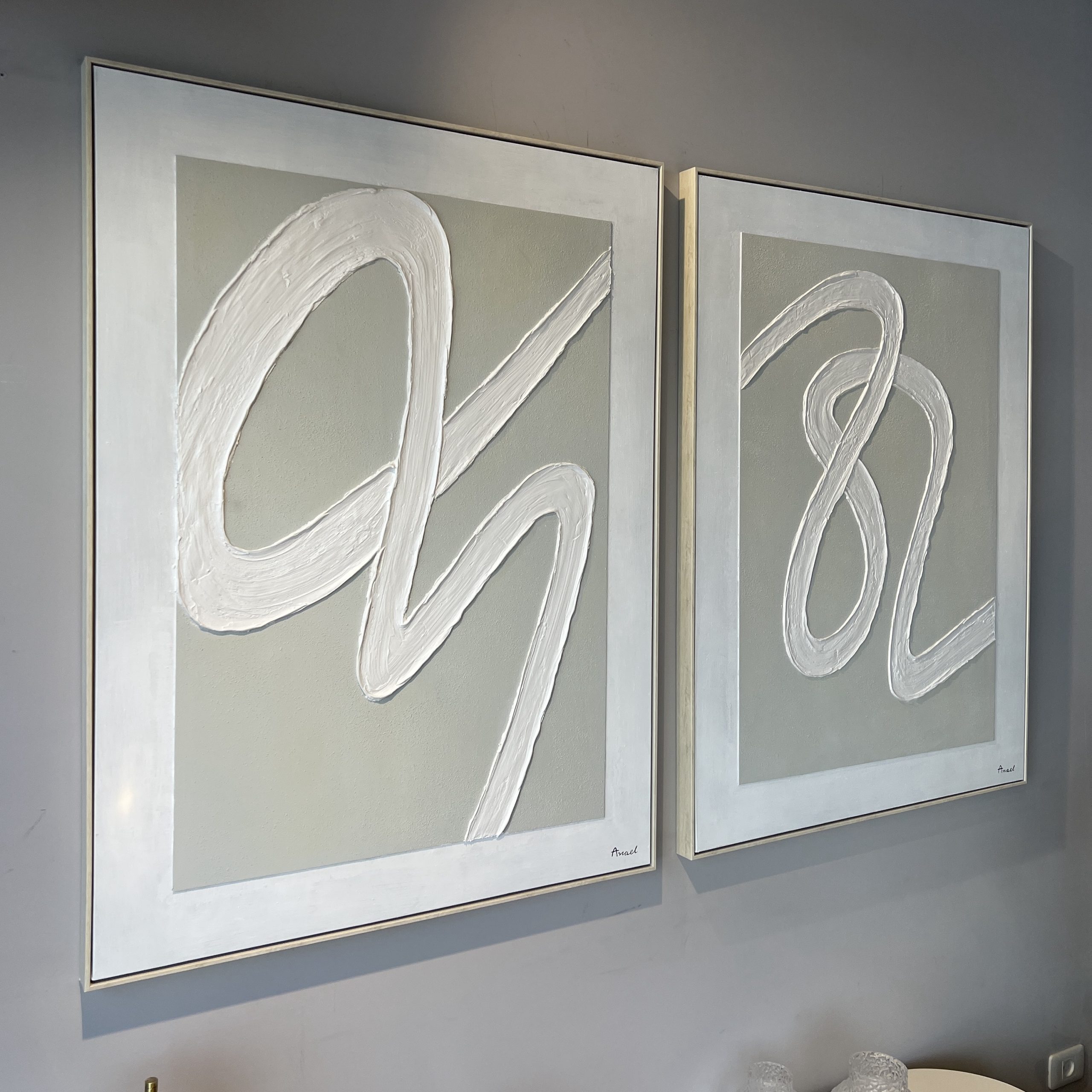 תמונה בעבודת יד רקע ירוק בהיר קווים בלבן תמונה בעבודת יד רקע ירוק בהיר קווים בלבן