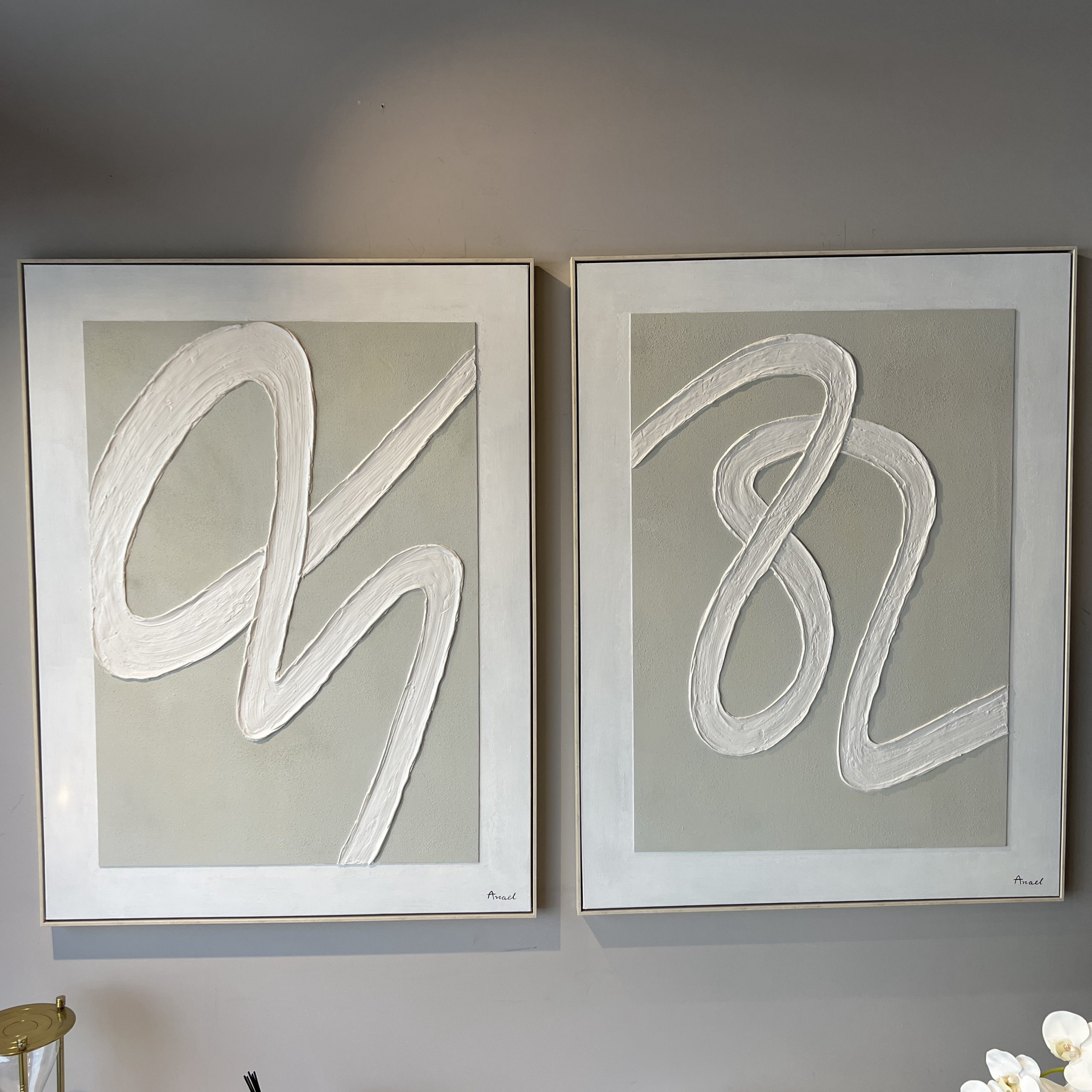 תמונה בעבודת יד רקע ירוק בהיר קווים בלבן תמונה בעבודת יד רקע ירוק בהיר קווים בלבן