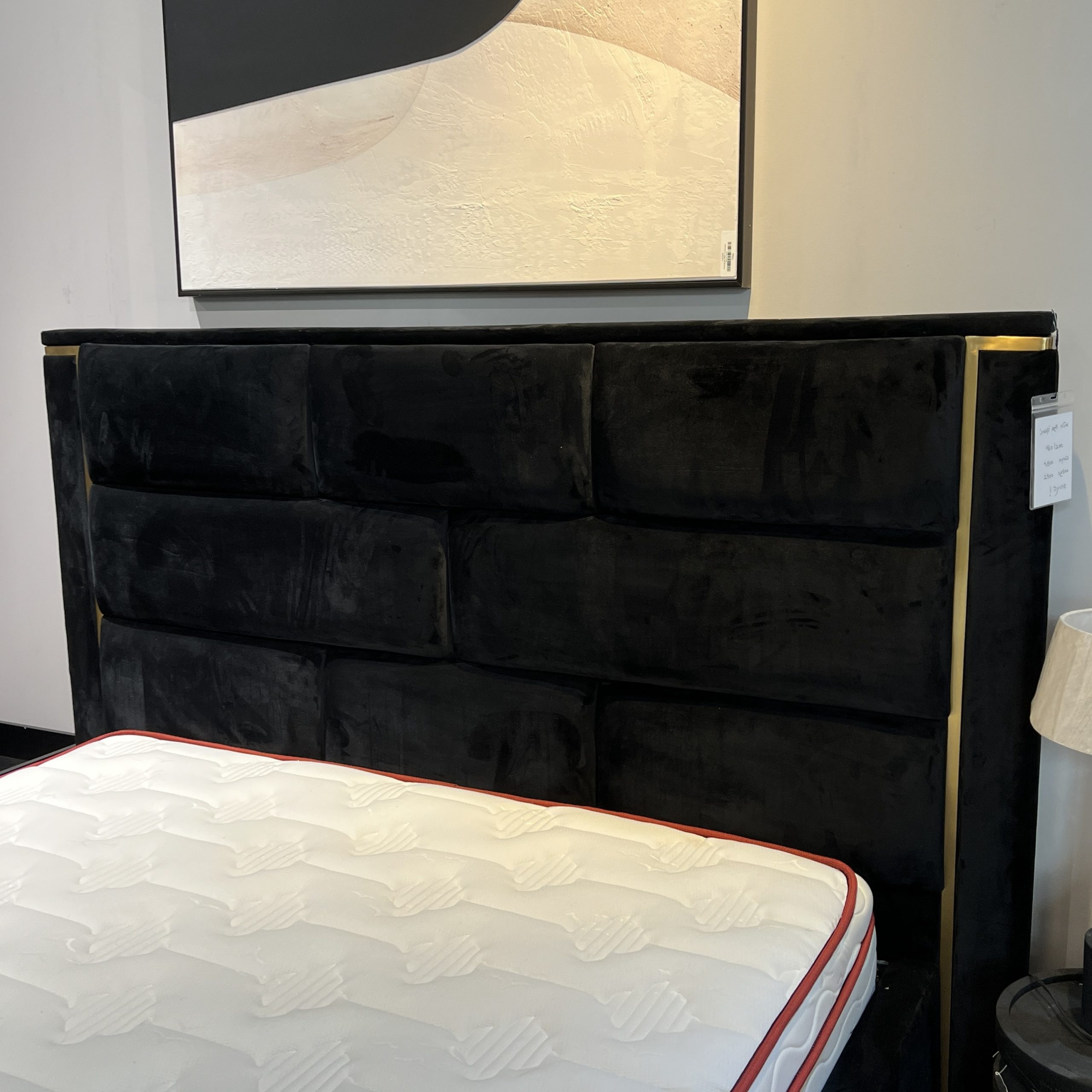 מיטה דגם קוביות שחורה פס מוזהב במבצע מתצוגה מיטה דגם קוביות שחורה פס מוזהב במבצע מתצוגה